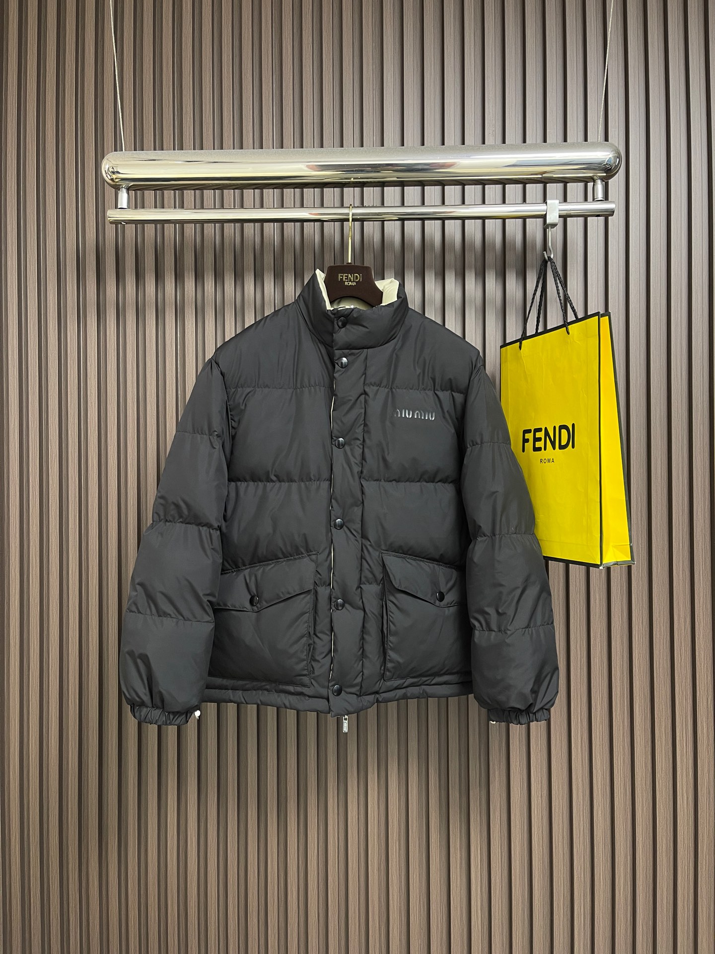 NO:646876,MiuMiu  The double-sided down jacket is made of high-density nylon. This fabric is light and thin but has high strength. It can effectively block the intrusion of wind and rain and has good breathability to maintain wearing comfort. It uses soft cotton blended fabric. It can cooperate well with the filling to prevent down from drilling out while providing a comfortable wearing experience. To increase moisture absorption and perspiration performance. The filling is 90 new national standard white duck  Down, in order to ensure that the down is evenly distributed, a process of quilting first and then filling is used. First, the outer and inner layers of fabric are quilted to form independent down filling grids, and then the down is filled into each grid according to the specified weight. This process can ensure that the down will not pile up in one place during wearing and maintain the overall uniformity of warmth. In order to maintain a good pattern, a shaping process will be used during the production process.  Art. When quilting, control the stitch length and tightness of the stitches to make the quilting lines smooth and beautiful; use elastic fabrics or rib designs on the cuffs, hems and other parts to increase the three-dimensional effect and fit. This is the most common splicing method, using a sewing machine to sew fabrics from different parts together. During the splicing process, you need to pay attention to the evenness of the stitches and the firmness of the stitches, and use double needle sewing to prevent the fabric from coming off the thread.  For some key splicing parts, such as shoulders, armpits, etc., reinforced sewing methods will be used to increase durability. Craft accessories, YKK zippers are recognized as high-quality zipper brands in the industry. The color of the customized zipper matches the overall design. The metal zipper can increase the sense of fashion, while the invisible zipper can make the appearance more concise. Sizes 46-52, miumiu, jackets  & coats,jackets & coats,down jacket,alexander wang19860909MiuMiu 双面穿羽绒服夹克外套,选用高密度的尼龙,这种面料质地轻薄但强度高,能有效阻挡风和雨水的侵入,同时具有良好的透气性,保持穿着的舒适度.选用柔软的棉混纺面料.能够与填充物良好配合,防止羽绒钻出,同时提供舒适的穿着体验.以增加吸湿排汗性能.填充物90新国标白鸭绒,为了保证羽绒均匀分布,会采用先绗缝后充绒的工艺.首先将外层和内层面料通过绗缝形成一个个独立的充绒格,然后将羽绒按规定的重量充入每个格中.这种工艺可以确保羽绒不会在穿着过程中堆积在一处,保持整体的保暖均匀性.为了使保持良好的版型,在生产过程中会采用定型工艺.在绗缝时控制针距和线迹的松紧度,使绗缝线条平整美观；在袖口、下摆等部位采用弹性面料或罗纹设计,增加的立体感和贴合度.这是最常见的拼接方式,通过缝纫机将不同部位的面料缝合在一起.在拼接过程中,需要注意针距的均匀和线迹的牢固,采用双针缝制以防止面料脱线.对于一些关键的拼接部位,如肩部、腋下等,会采用加固缝制的方法,增加的耐用性.工艺辅料,YKK拉链是行业内公认的高品质拉链品牌,定制拉链的颜色与整体设计相匹配,金属拉链可以增加时尚感,而隐形拉链则能使外观更加简洁.尺码46-52,,miumiu,jackets & coats,jackets & coats,down jacket,alexander wang,Men's clothing