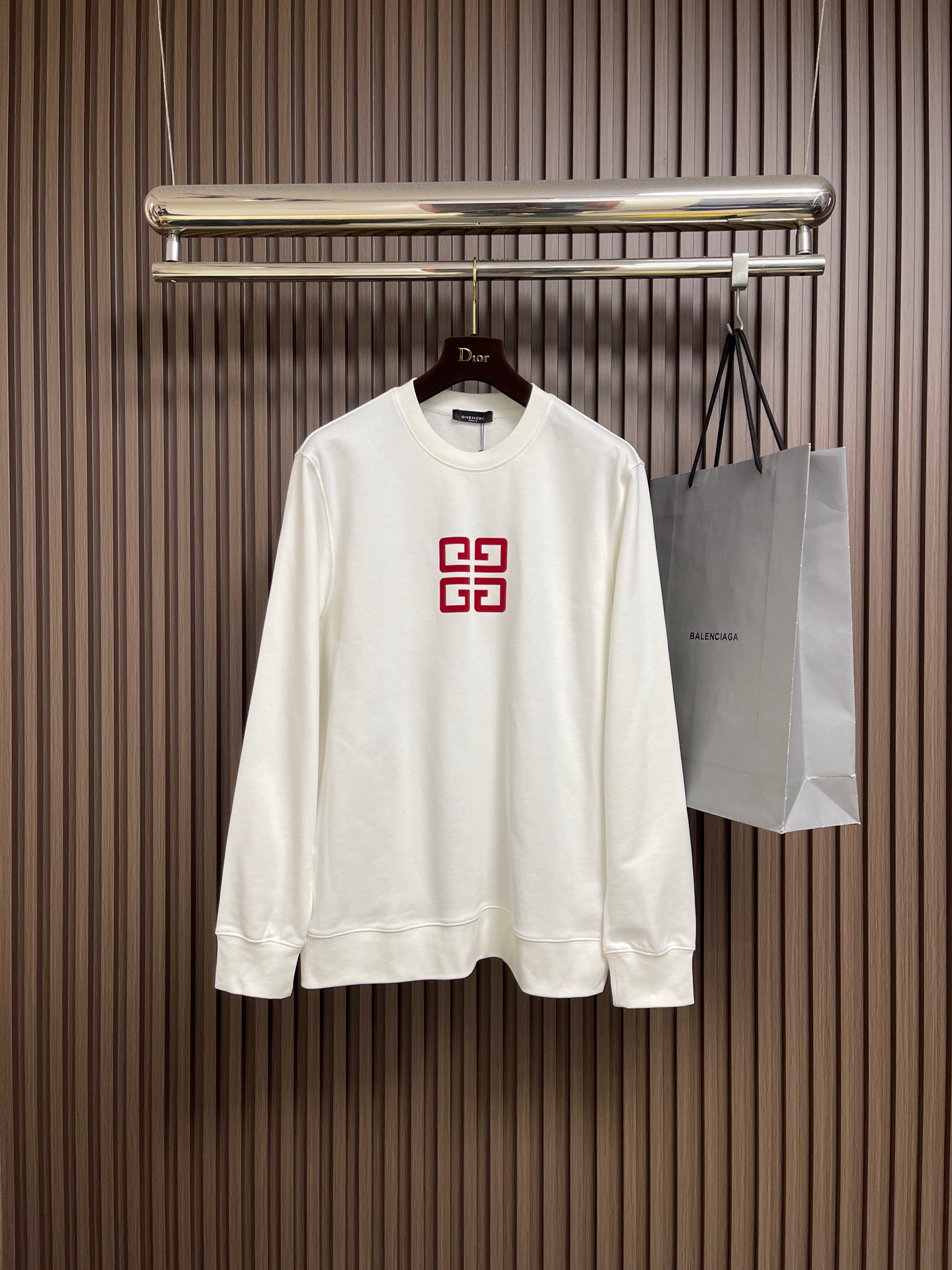 NO:646870,Givenchy 2025SS new autumn and winter logo printed round neck sweatshirt, explore various themes and sexy charm, highly recognizable, design logo pattern printing design!  The pattern is extremely clear and restored, highlighting the elegant style of the brand. It is made of original pure cotton material, the fabric is tight and high-end, and it adopts a loose design!  It can be easily controlled on the upper body, showing casual and comfortable fashion charm. Sizes M-XXL M size Length 69 shoulder width 48 bust 112 sleeve length 64 L size shirt length 71 shoulder width 49 bust 116 sleeve length 65.5  Shoulder width 52, bust 124, sleeve length 68.5,,givenchy,hoodie,sweatshirts,alexander wang19860909Givenchy 2025SS秋冬新款logo印花圆领卫衣,探索各种题材和性感魅力,极具辨识度,设计标识logo图案印花设计！图案清晰还原度极高,彰显品牌优雅格调.选用原版纯棉材质,面料紧实高级,采用宽松式设计！上身均可轻松驾驭,展现休闲自在时尚魅力.尺码M-XXL M码 衣长69肩宽48胸围112袖长64 L码衣长71 肩宽49胸围116袖长65.5 XL码 衣长73 肩宽51胸围120袖长67 XXL码 衣长75 肩宽52胸围124袖长68.5,,givenchy,hoodie,sweatshirts,alexander wang,Men's clothing