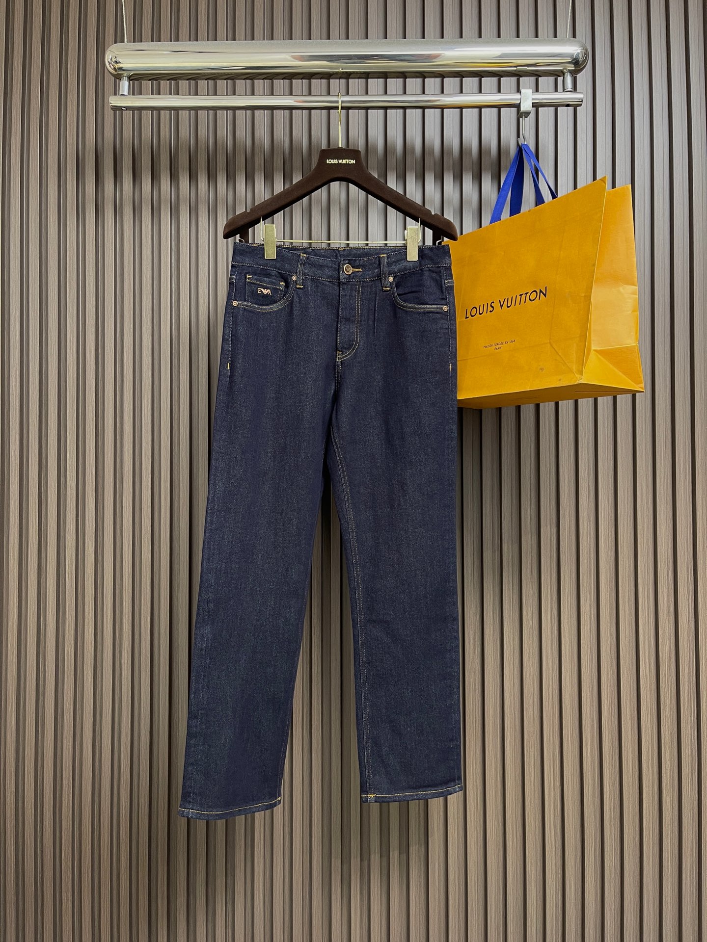 NO:624520,Emporio Armani EA 2026 new autumn and winter triangle logo retro jeans, custom-dyed twill denim fabric, cloud velvet cotton bag cloth, ready-to-wear fried colors, multiple horseshoes, artificial grinding. Sizes 29-36 No 35,,armani,jeans,alexander wang19860909Emporio Armani EA 2026秋冬新款三角徽标复古牛仔裤,定制定染斜纹牛仔面料,云绒棉袋布,成衣炒色,多位马骝,人工磨位.尺码29-36 无35,,armani,jeans,alexander wang,Men's clothing
