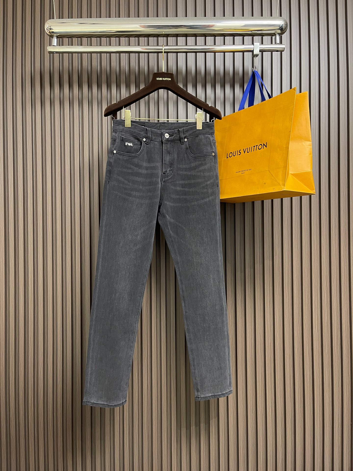 NO:624485,Emporio Armani EA 2026FW slim jeans, early spring new model, shipped from the factory. Imported denim fabric, slightly elastic, naturally slim and slim. Soft and delicate feel, mid-waist, classic five pockets. Three-dimensional tailoring shows perfect shaping. Customized leather hardware logo, super stylish, high-end appearance. Double hook stitching, exquisite workmanship, details show quality. Sizes 29-36 No 35,,armani,jeans,alexander  wang19860909Emporio Armani EA 2026FW 修身牛仔裤、早春新款,代工厂出货.进口牛仔布面料、略带弹性、自然修身显瘦.手感柔软、细腻、中腰、经典五口袋.立体剪裁展现完美塑形.客供定制皮质五金Logo,超级洋气、高端品相.双勾线缝制、工艺精湛、细节显品质.尺码29-36 无35,,armani,jeans,alexander wang,Men's clothing