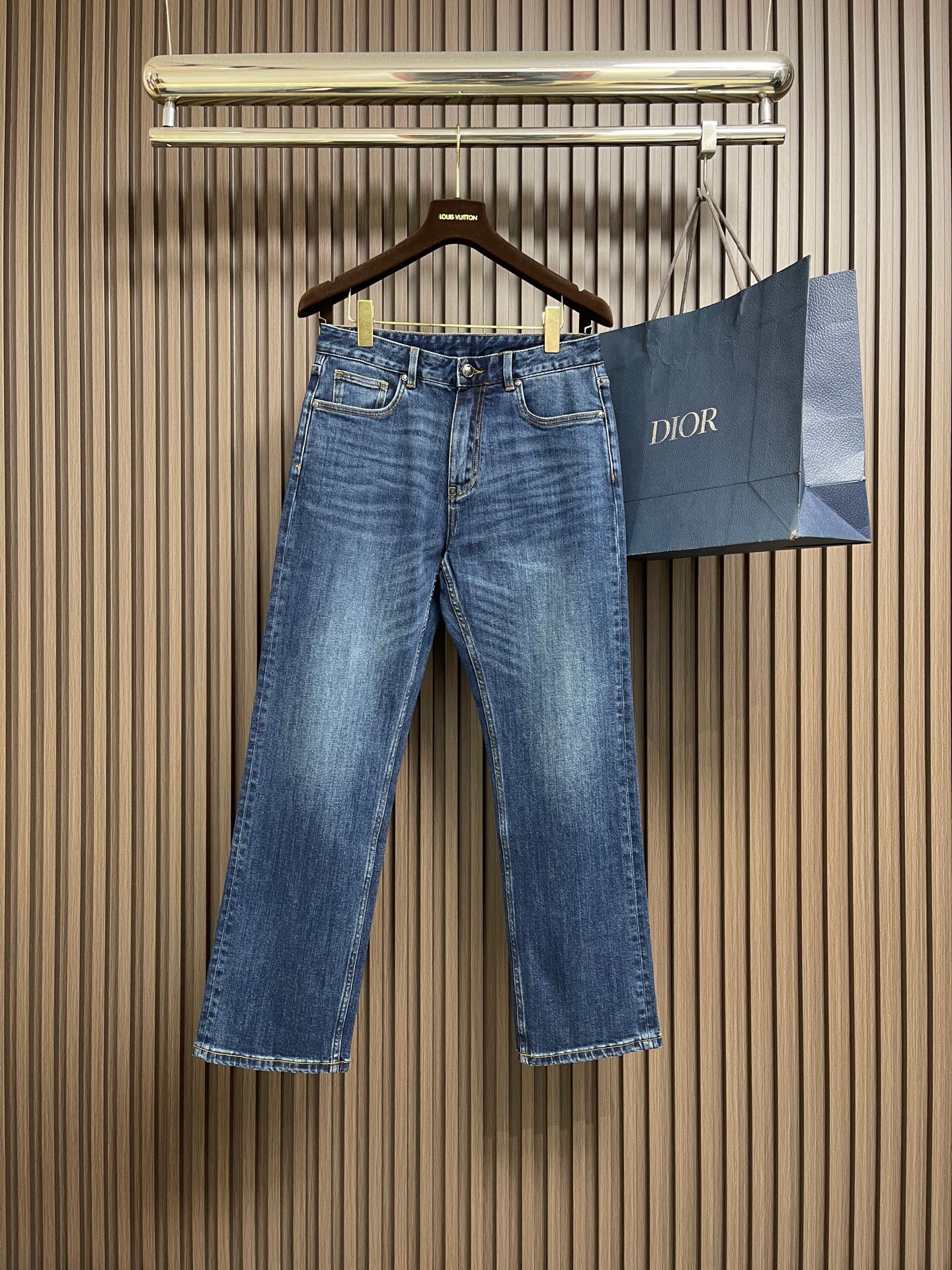 NO:624466,PRADA 2025SS autumn and winter new triangle logo retro jeans, custom-dyed twill denim fabric, cloud velvet cotton bag cloth, ready-to-wear fried colors, multiple horse positions, artificial grinding positions. Sizes 29-36 No 35,, prada, jeans, alexander wang19860909PRADA 2025SS秋冬新款三角徽标复古牛仔裤,定制定染斜纹牛仔面料,云绒棉袋布,成衣炒色,多位马骝,人工磨位.尺码29-36 无35,,prada,jeans,alexander wang,Men's clothing