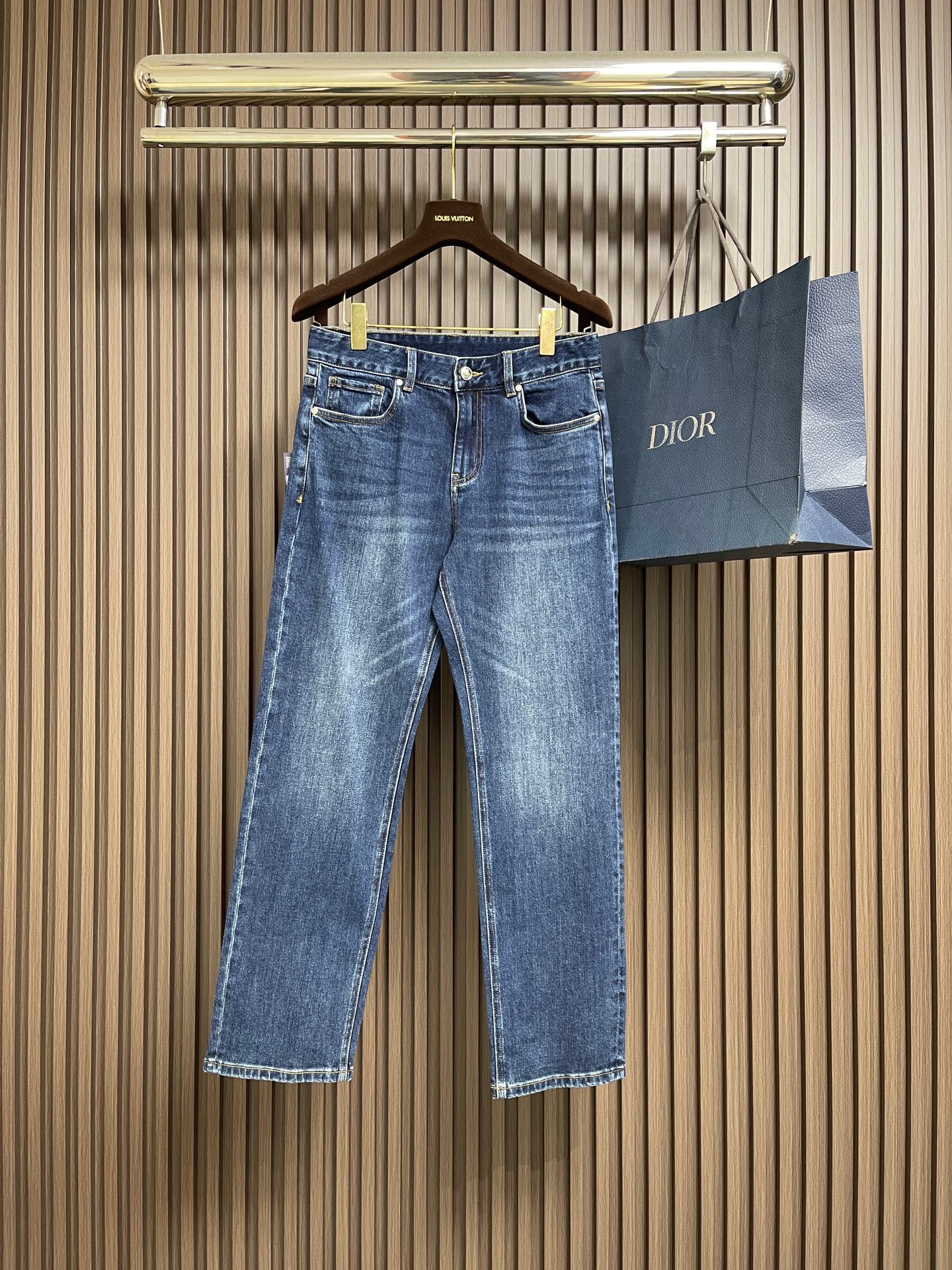 NO:627551,Prada 2025SS early autumn new brand logo jeans, original custom-made replica, customer-supplied hardware accessories, original quality, imported denim fabric, heavy industrial washing, fine workmanship and routing, excellent upper body!  Preferred items. Sizes 29-36, no 35, prada, jeans, alexander wang19860909Prada 2025SS早秋新款品牌标识牛仔裤 原版定制复刻 客供五金辅料 原单品质 进口牛仔面料重工洗水 做工走线精细 上身绝佳！优选单品.尺码29-36 无35,,prada,jeans,alexander wang,Men's clothing