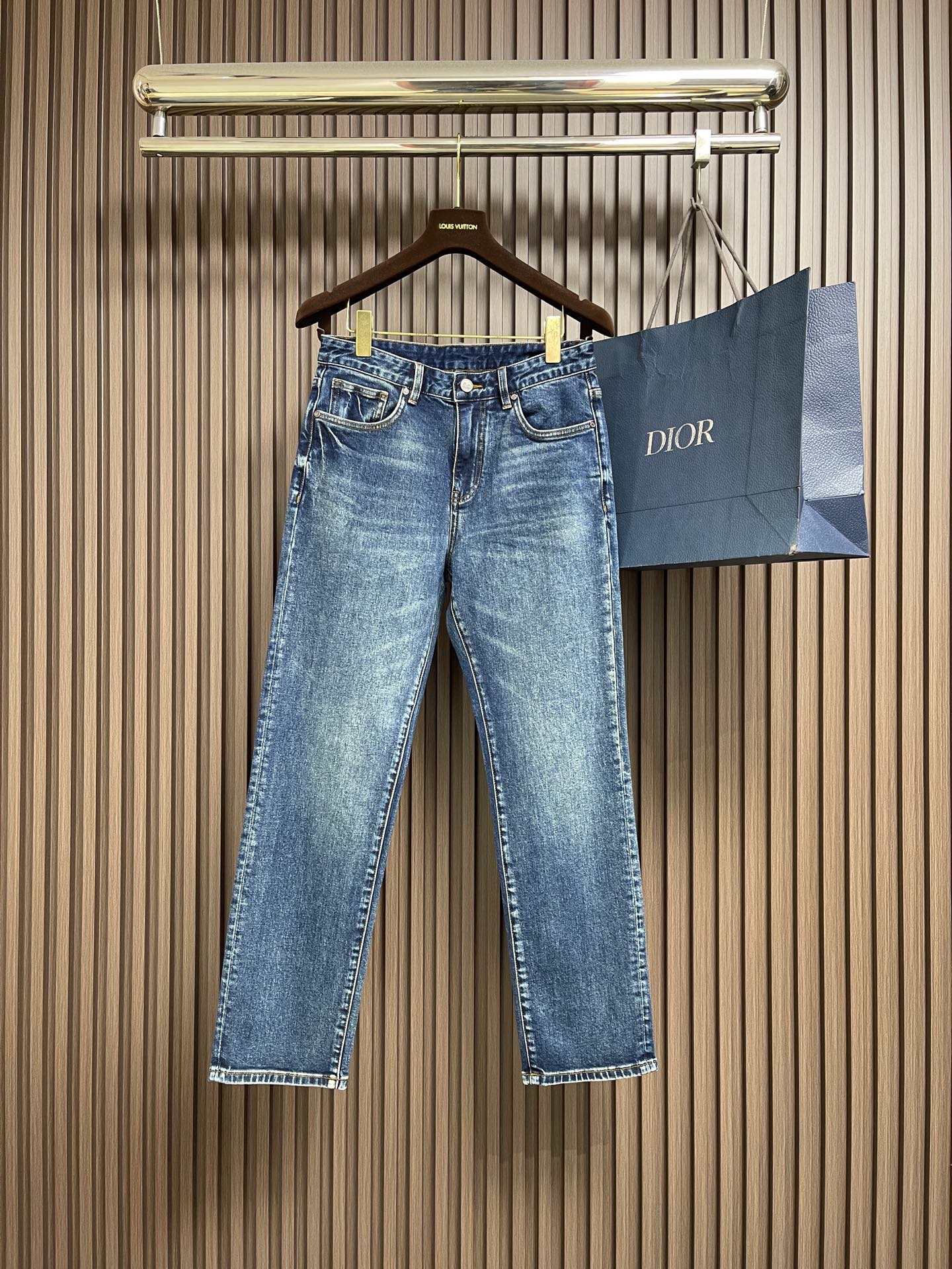 NO:624472,DG 2025SS new logo denim trousers, suitable for daily life and leisure. The selected denim fabrics have been washed, polished and distressed through multiple processes. The excellent fit makes the trousers have good upper body comfort, which is very important for jeans. Original hardware and accessories are provided by customers, with great design sense, full details and workmanship. Sizes 29-36 No 35,,jeans,alexander wang19860909DG 2025SS新款标识牛仔长裤,生活休闲日常皆宜.选用的牛仔布料全部经过多道工序洗水、打磨、做旧处理 极好的版型使的裤装有很好的上身舒适度,牛仔裤这点非常非常重要.客供原版五金辅料,极具设计感, 十足的细节、做工之处处到位 .尺码29-36 无35,,jeans,alexander wang,Men's clothing