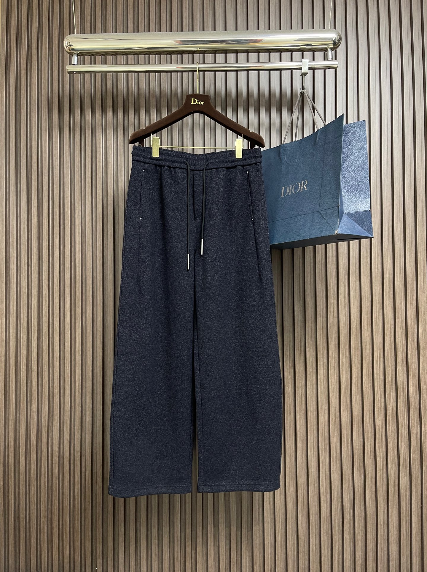 NO:649082,Valentino 2026ss early spring new casual pants, customized original fabric hardware, fashionable and slimming pants, with a stylish upper body, super comfortable upper body, versatile and not picky!  Size XS-L,,valentino,alexander wang19860909Valentino 2026ss早春新款休闲裤 定制原版面料五金,时髦显瘦于一体的裤子,上身有型,上身超级舒适,百搭又不挑人！尺码XS-L,,valentino,alexander wang,Men's clothing