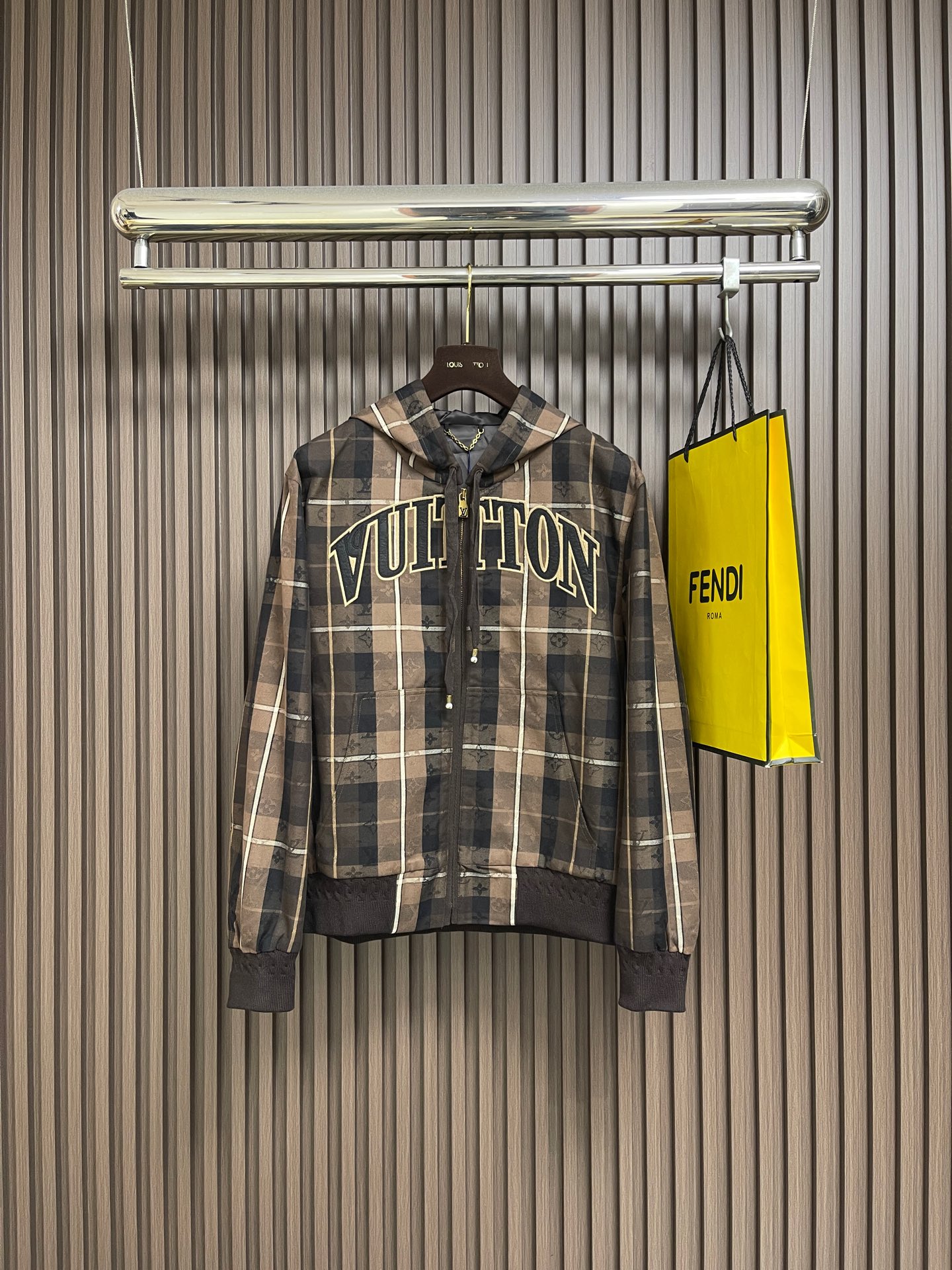 NO:645036,LV 2025ss new hooded tunic jacket. This zippered hoodie is made of sheep wool blended with the seasonal Monogram plaid jacquard, making it a perfect choice for cross-season layering. Vuitton felt patches rest on the chest, and the elegant hood is equipped with beaded drawstring ends. Sizes S-XL, Louis Vuitton, jackets & coats, hats, alexander wang19860909LV 2025ss新款连帽束腰夹克 本款拉链连帽衫为绵羊毛混纺铺陈当季 Monogram格纹提花,成就跨季叠穿佳选.Vuitton 毛毡贴饰栖身胸前,考究兜帽配有珠饰抽绳端头.尺码S-XL,,louis vuitton,jackets & coats,hats,alexander wang,Men's clothing