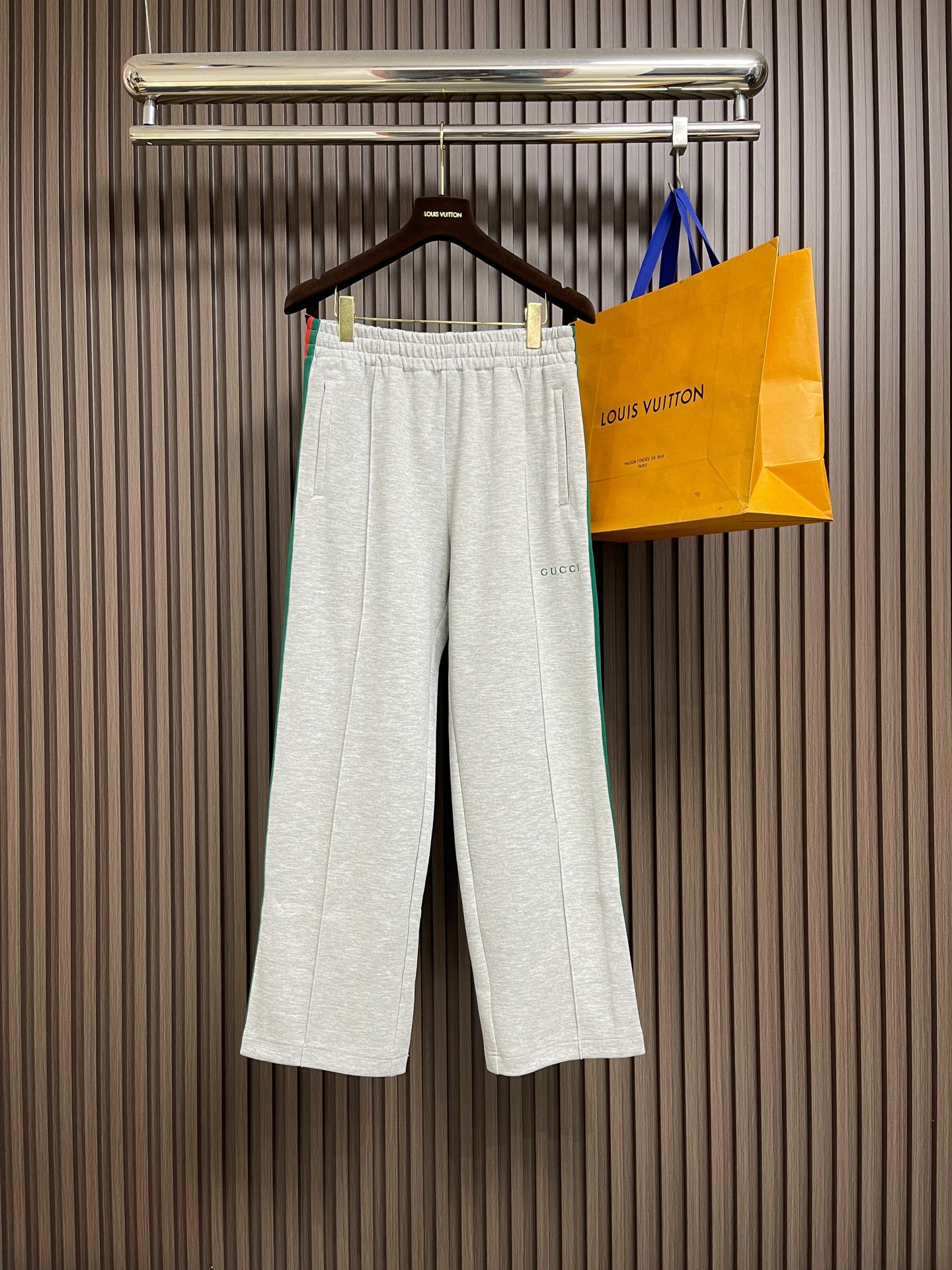 NO:644146,Tops Pants P GUCCI embellished jersey zipper jacket jacket trousers suit, GUCCI logo and webbing design pay tribute to the brand's deep heritage and Italian roots, and use exquisite craftsmanship to interpret the brand's persistent pursuit of exquisite craftsmanship. This zipper jacket is crafted from jersey fabric and cleverly integrated with webbing panels. Sizes S-XL,,gucci,jackets & coats,jackets & coats,alexander wang19860909上衣 裤子P GUCCI 饰织带平纹针织拉链夹克外套长裤套装,GUCCI标识和织带设计匠心致意品牌深厚传承底蕴和意大利本源,以精巧工艺诠释品牌对精湛技艺的执着追求.这款拉链夹克以平纹针织面料匠心打造,巧妙融入织带饰片.尺码S-XL,,gucci,jackets & coats,jackets & coats,alexander wang,Men's clothing