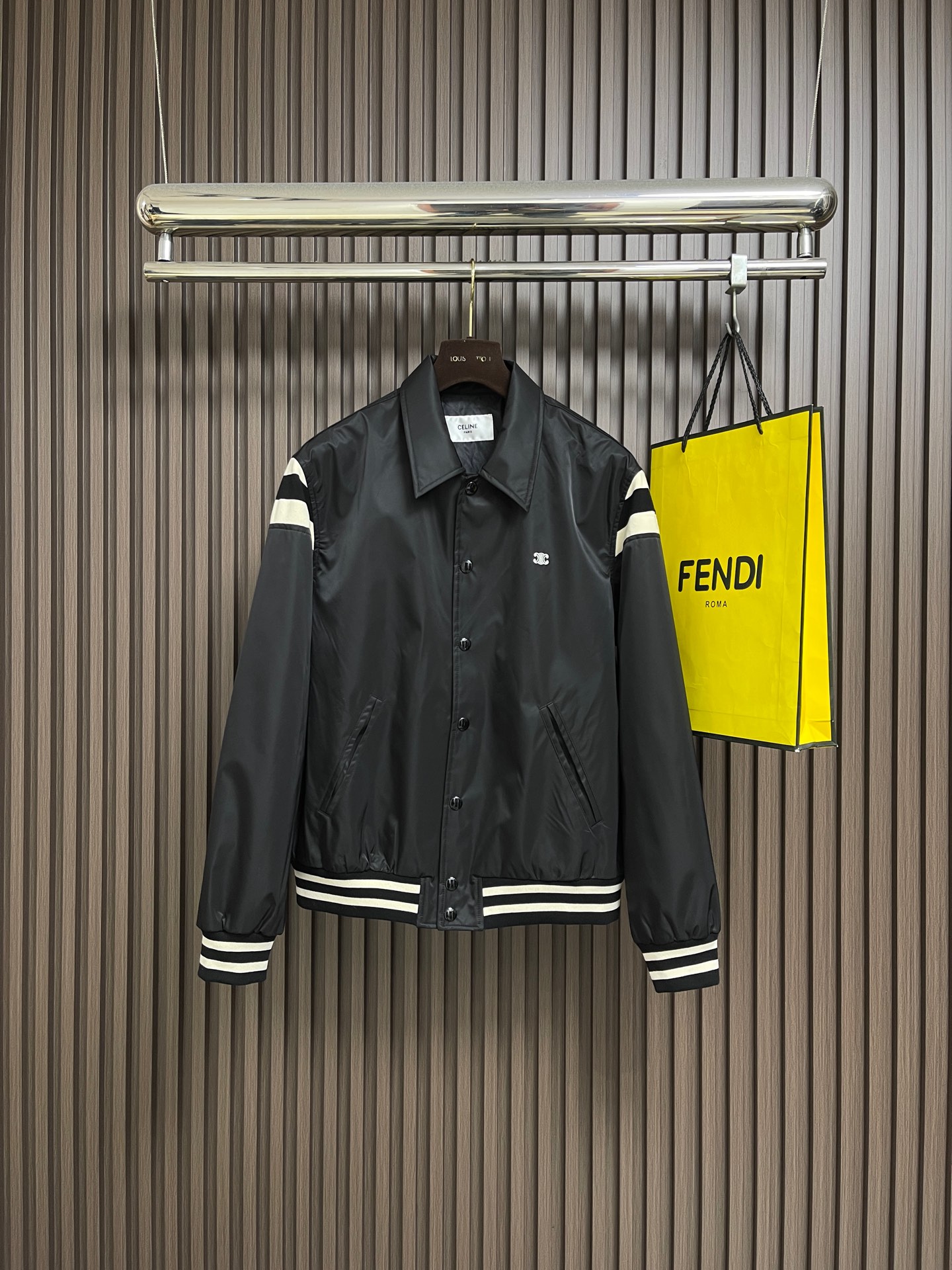 NO:645042,CELINE Arc de Triomphe embroidered jacket. Custom-made ink satin composite woven silk. High-quality texture. Comfortable and close to the skin. It uses classic black as the curtain to give deep sensory luxury. Precise and neat architectural lines outline the contemporary silhouette. The iconic Cel1ne Arc de Triomphe embroidery is embroidered on the chest. It is lifelike and highly recognizable. The striped elements on the sleeves and hem inject a touch of casual vitality. It outlines the uninhibited soul outline with simplicity. Minimalist elegance.  Craftsmanship Tiancheng adopts imported machine embroidery technology and uses advanced computer control systems and precision mechanical components to realize the Arc de Triomphe embroidery operation with high precision and smooth and delicate lines. Template machine opens the bag. The preset template guides the position, shape and size of the bag opening. The accuracy ensures the quality of the bag opening effect. The fabrics have been washed and have a better hand feel. Not easy to deform, not easy to shrink, not easy to fade, and maintain long-term beauty. Sizes 48-54  S-XL,,celine,jackets & coats,alexander wang19860909CELINE 凯旋门刺绣夹克 定制墨韵光缎复合梭织绸 质感上乘 舒适贴肤 以经典黑为幕赋予深邃的感官奢享 精准利落的建筑感线条勾勒当代轮廓 标志性Cel1ne凯旋门刺绣点缀于胸前 栩栩如生 辨识度十足 搭配袖间与下摆的条纹元素注入一抹休闲的活力 以简约之姿勾勒出不羁的灵魂轮廓 极简风华 匠韵天成 采用进口机刺绣工艺 使用先进的计算机控制系统和精密的机械部件 实现凯旋门刺绣作业 精度高 线条流畅而细腻 模版机开袋 预设的模板来指导开袋的位置 形状和大小 精确性确保了开袋效果质量 面料都经过浇洗 手感质感更佳 不易变形 不易缩水 不易褪色 保持长久的美观.尺码48-54 S-XL,,celine,jackets & coats,alexander wang,Men's clothing