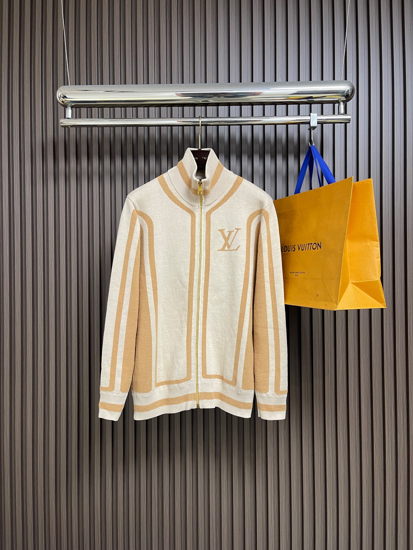 NO:644142,LV  2025ss new knitted zipper sweater cardigan jacket, this zippered knitted sweater is casual yet elegant, ideal for casual fashion. The two-color pattern is decorated with sporty intarsia stripes on the sleeves and body, ribbed collar, cuffs and  The same design is applied to the hem. It features an intarsia 1V logo on the chest and an elegant Vuitton logo on the back. Different shades create a subtle 3D effect through different stitching methods. Available in sizes S-XL, Louis  vuitton,jackets & coats,sweaters,alexander wang19860909LV 2025ss新款针织拉链毛衣开衫外套,这款拉链针织运动休闲又不失优雅,是休闲时尚的理想之选.双色图案在袖子和衣身上饰有运动感十足的嵌花条纹,罗纹领口、袖口和下摆也采用了同样的设计.胸前饰有嵌花1V标志,背面则点缀着优雅的Vuitton标志.不同的色调通过不同的针法呈现出微妙的3D效果.尺码S-XL,,louis vuitton,jackets & coats,sweaters,alexander wang,Men's clothing