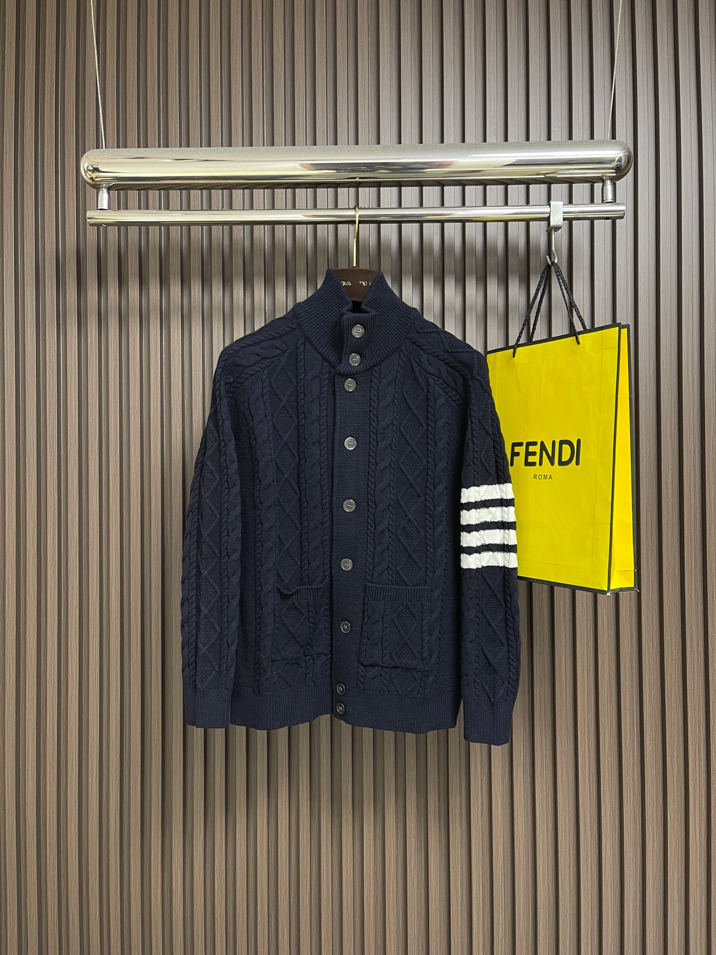 NO:644150,THOM BROWNE TB  Floral knitted jacquard zipper sweater, made of Australian merino wool, woven with 18-needle 90-count worsted technology, feels smooth and skin-friendly. The main body uses traditional cable knitting techniques, and the texture is three-dimensional and full, taking into account warmth and retro texture. The iconic four-stripes on the left arm are made of wire patching technology and are set at high temperature by a special machine to ensure that the stripes are smooth and wrinkle-free; the placket is equipped with a customized metal zipper, and the sprocket teeth and fabric color system are the same, making the pull smooth.  Durable. The collar, cuffs and hem are ribbed in the same color, with moderate elasticity and not easy to deform. The whole thing is sewn in an Italian workshop, and the finishing process includes high-temperature steam shaping. There are no unnecessary threads in the details, continuing the brand's iconic minimalist and exquisite style. The overall wiring is straight and delicate, the fabric is comfortable and soft, and the color is consistent and without color difference. It can be matched with the same style to create a fashionable look and control various occasions. Customized accessories, complete three labels, same style for men and women!  Size 0-1-2-3-4,,sweaters,alexander wang19860909THOM BROWNE TB 花针织提花拉链毛衣,采用澳洲美丽诺羊毛,以18针90支精纺工艺织就,触感柔滑亲肤.主体运用传统绞花针织技法,纹理立体饱满,兼顾保暖性与复古质感.左臂标志性四道杠采用车丝贴布工艺,通过特种专机高温定型,确保条纹平整无褶皱；门襟搭配定制金属拉链,链齿与面料色系统一,拉合顺滑耐用.领口、袖口及下摆为同色罗纹收边,弹性适中不易变形.整体在意大利工坊完成缝制,后整工序含高温蒸汽塑形,细节处无多余杂线,延续品牌标志性的极简精致风格.整体走线平直细腻,面料舒适柔软,颜色一致无色差能与同款搭配营造时尚造型,驾驭各种场合,定制辅料,三标齐全,男女同款！尺码0-1-2-3-4,,sweaters,alexander wang,Men's clothing