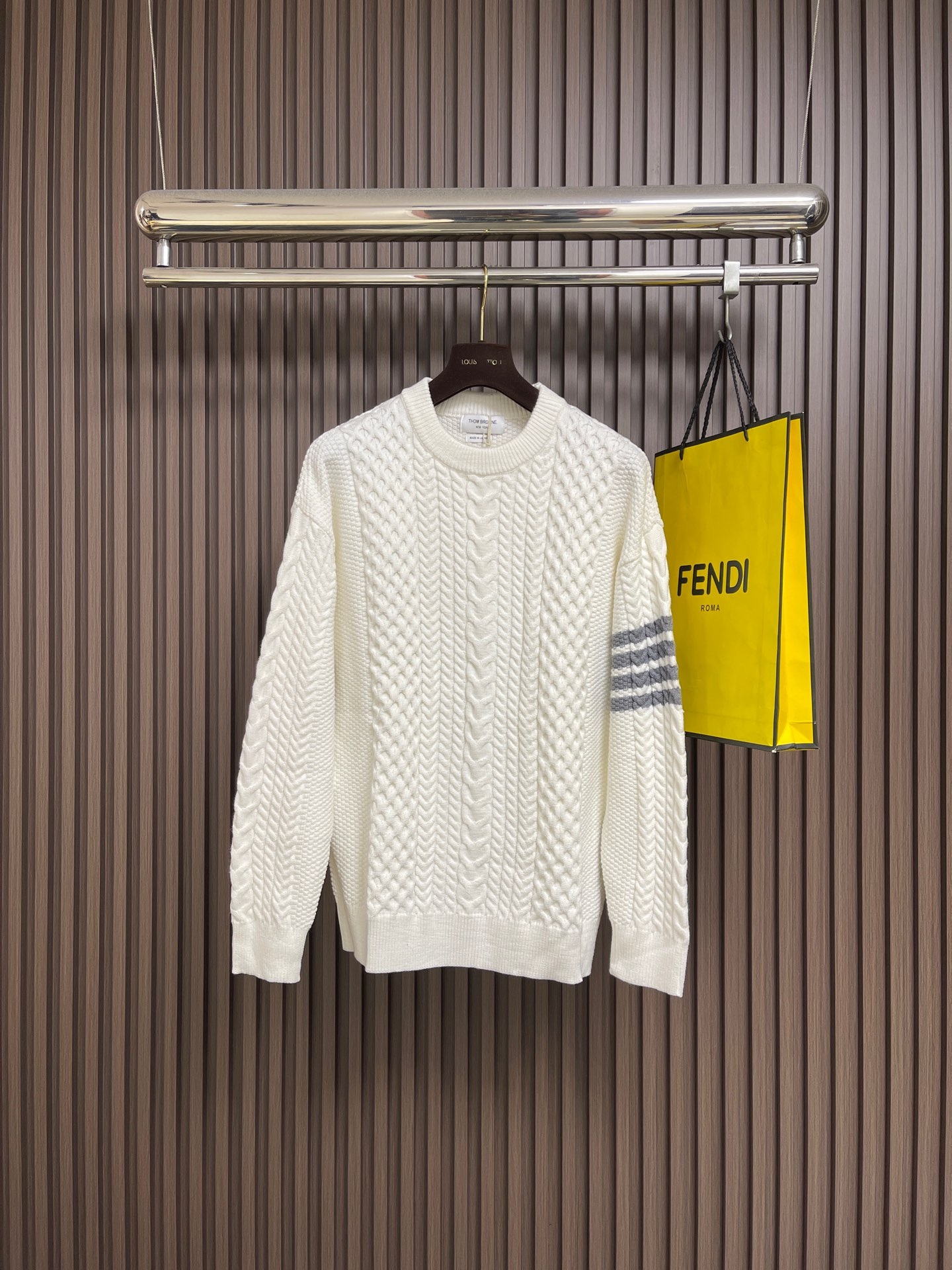 NO:644147,ThomBrowne TB twist knitted round neck knitted sweater, imported from Germany Stoll 357 needle type machine knitted thick cable knitting, Alan flower 4 cable stitching method, super tight and the original stitch is not bad, every flower is knitted in alignment, 2.5cm zigzag webbing, the version is round and fits the body shape; size 1-2-3-4,,thom browne,sweaters,alexander wang19860909ThomBrowne汤姆布朗 TB 麻花编织圆领针织毛衣,德国进口斯托尔357针型机器编织粗条绞花,阿兰花4绞花针法,超紧密度与原版一针不差,一朵花不差对位编织而成,2.5cm锯齿织带,版型周正贴合身型；尺码1-2-3-4,,thom browne,sweaters,alexander wang,Men's clothing