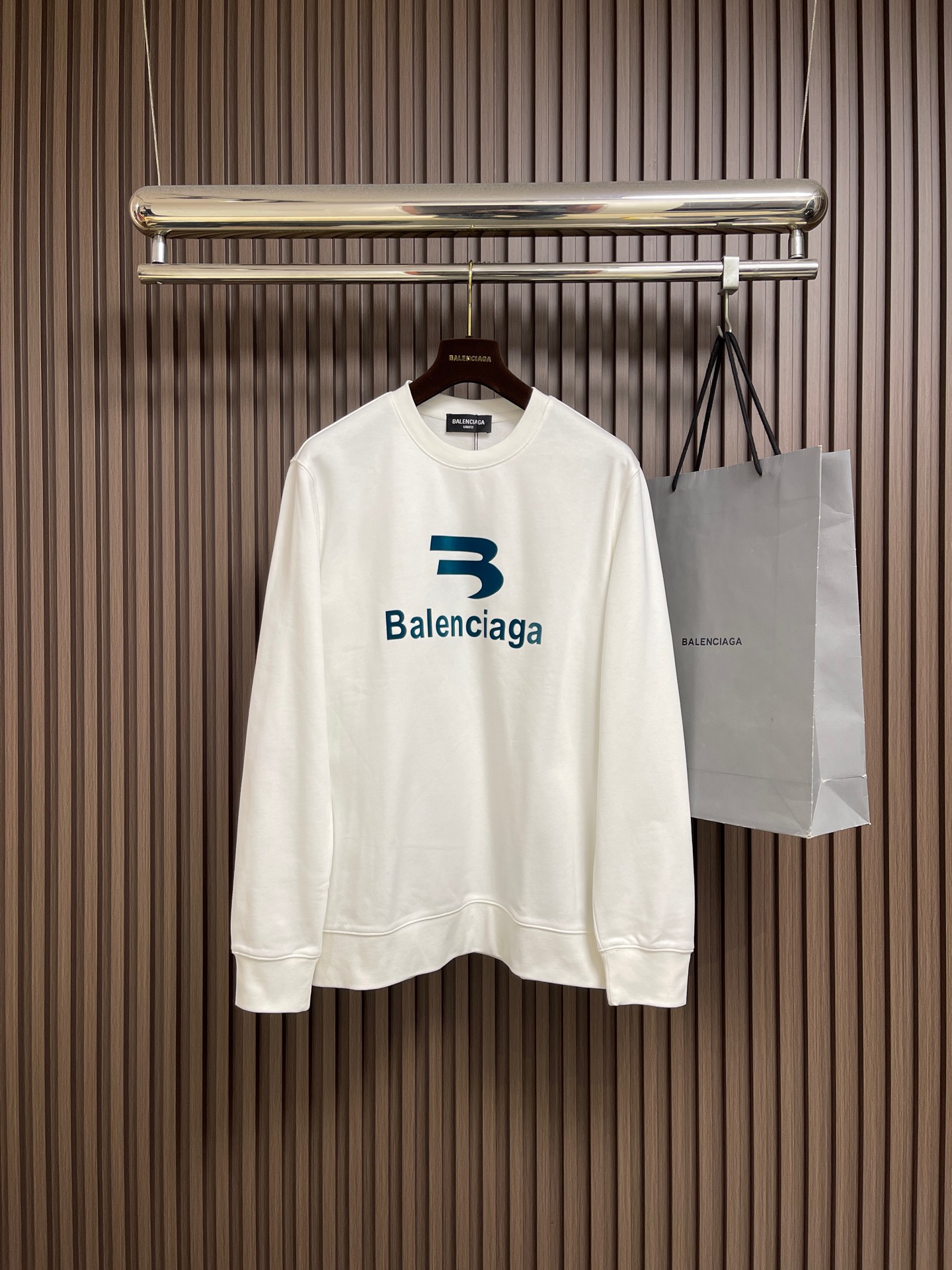 NO:649130,Balenciaga Balenciaga 2026ss early spring new printed round neck sweatshirt, 400 grams of double-ply large terry fabric dyed in the same vat. It feels very comfortable, fashionable and personalized. It is a super versatile and good-looking sweatshirt, very suitable for both men and women. A must-have for everyone. Sizes M-XXL M code, length 69, shoulder width 48, bust 112, sleeve length 64, size L, length 71, shoulder width 49, bust 116, sleeve length 65.5  Dress length 73, shoulder width 51, bust 120, sleeve length 67 XXL size, dress length 75, shoulder width 52, bust 124, sleeve length 68.5,,balenciaga,balenciaga,hoodie,sweatshirts,alexander wang19860909Balenciaga巴黎世家2026ss早春新款印花圆领卫衣,400克双股大毛圈面料同缸染面料 手感非常舒服,时尚又个性 超级百搭好看的一款卫衣,男女都非常合适 人手必备款.尺码M-XXL M码 衣长69肩宽48胸围112袖长64 L码衣长71 肩宽49胸围116袖长65.5 XL码 衣长73 肩宽51胸围120袖长67 XXL码 衣长75 肩宽52胸围124袖长68.5,,balenciaga,balenciaga,hoodie,sweatshirts,alexander wang,Men's clothing