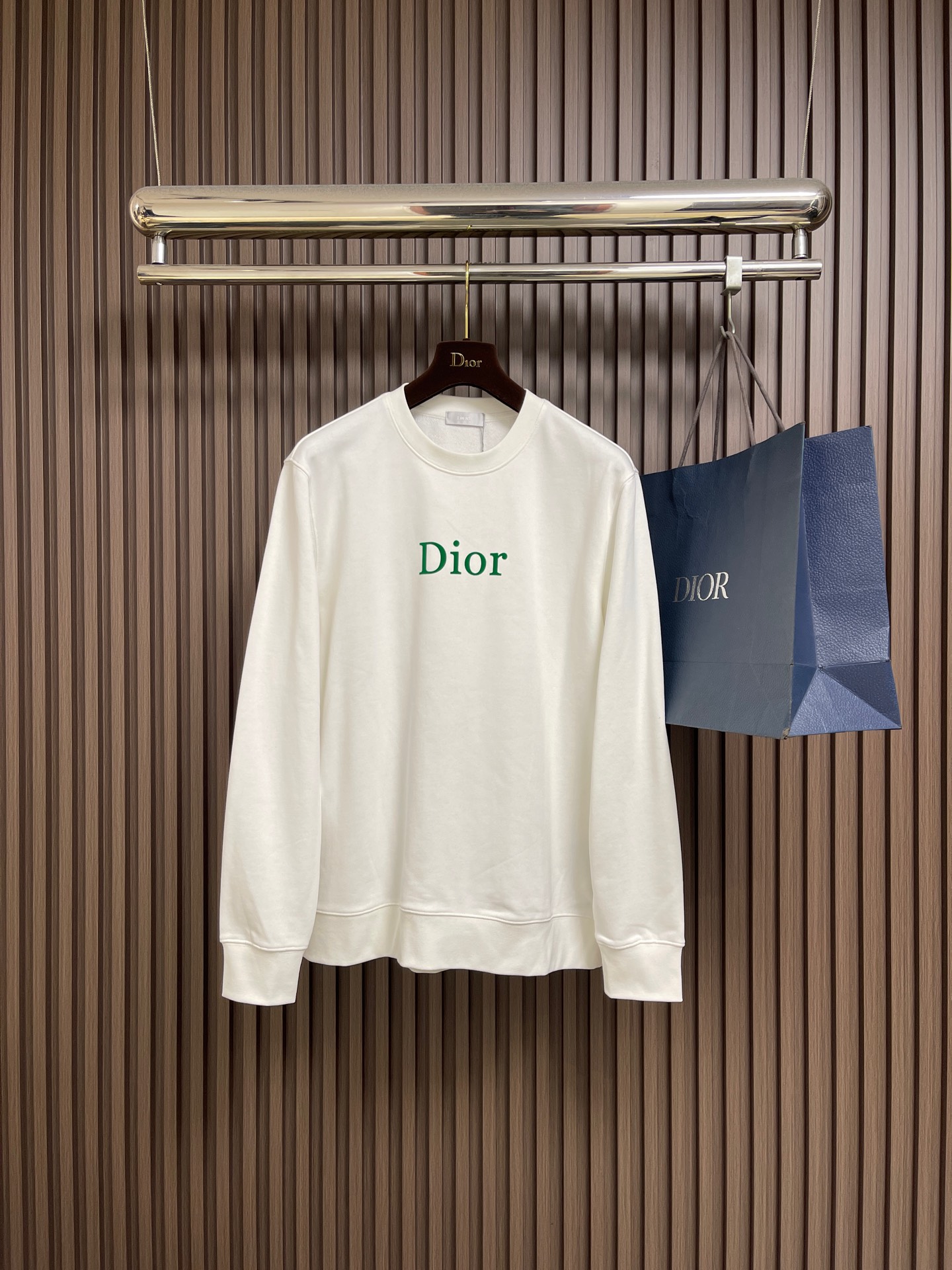 NO:651553,Dior 2025SS offset logo-printed round-neck pullover sweatshirt, made of custom-made plain cotton material. The fabric is thick and moderate, feels smooth, delicate and elastic, making it more comfortable to wear, and can easily create a spring and summer look that can be worn alone with an inner layer!  Low-key luxury logo pattern decoration, letter offset printing technology to create exquisite details, showing the most beautiful modern fashion sense!  Regular cut design, the upper body is casual and versatile!  Sizes M-XXL M Size Length 69 Shoulder Width 48 Bust 112 Sleeve Length 64 L Size Length 71 Shoulder Width 49 Bust 116 Sleeve Length 65.519860909Dior 2025SS胶印logo标识印花圆领套头卫衣,客供定制平纹棉布材质制成,面料厚实适中,手感爽滑细腻且富有弹性,令着穿更加贴合舒适,轻松演绎单穿内搭的春夏造型！低调奢华标识图案装饰,字母胶印工艺打造细节做工精湛到位,展现出最唯美现代时尚感！常规的版型裁剪设计,上身休闲百搭不挑人！尺码M-XXL M码 衣长69肩宽48胸围112袖长64 L码衣长71 肩宽49胸围116袖长65.5 XL码 衣长73 肩宽51胸围120袖长67 XXL码 衣长75 肩宽52胸围124袖长68.5,,dior,hoodie,sweatshirts,alexander wang,Men's clothing