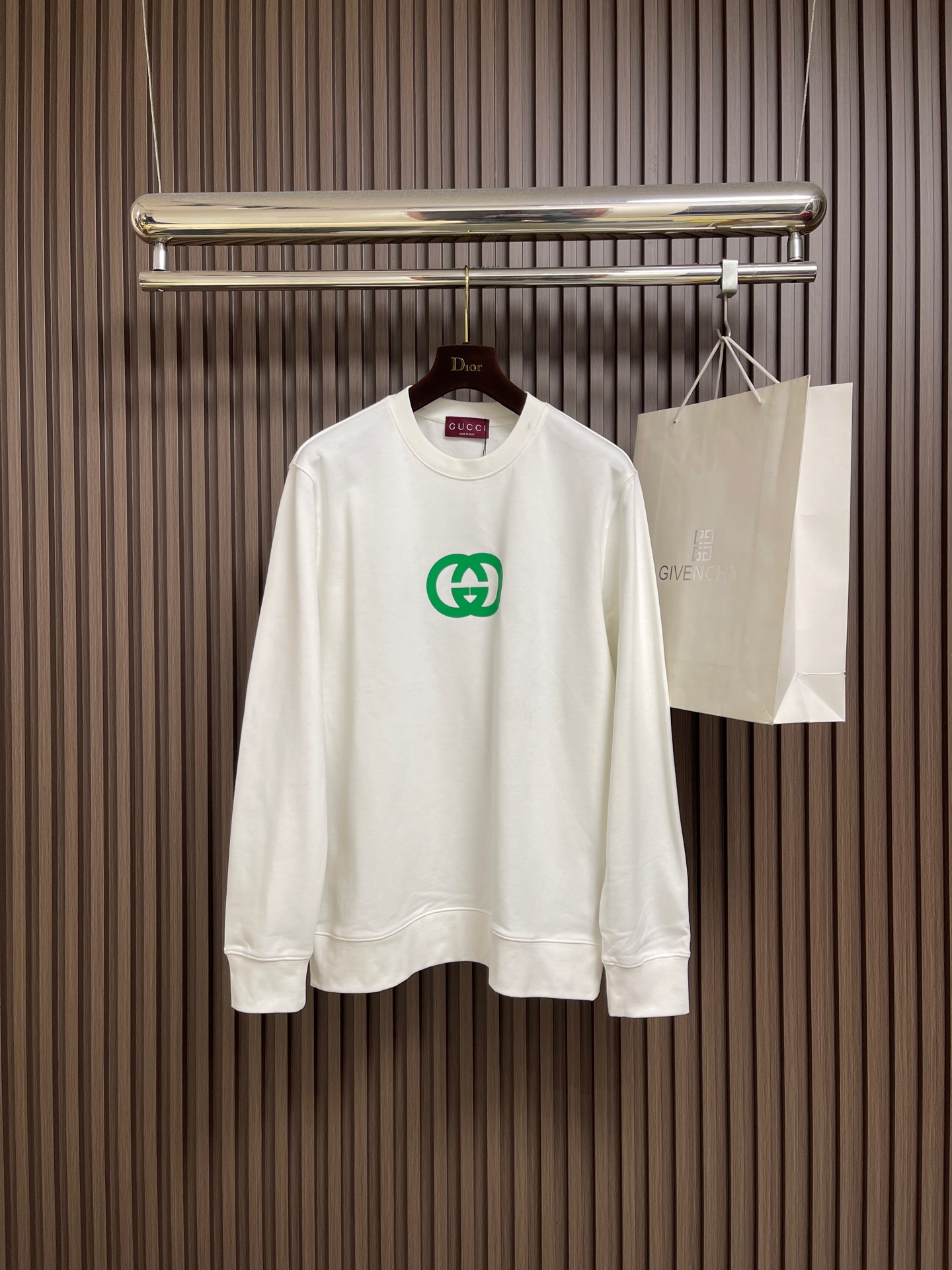 NO:649121,Gucci offset logo round neck sweatshirt, heavy washed, made of high-quality cotton, soft and skin-friendly, super comfortable to wear!  'GUCCI' offset printed logo on the front, simple and recognizable. Loose fit + round neck design, tolerant, suitable for daily leisure or light sports. Sizes M-XXL M size Length 69 Shoulder width 48 Bust 112 Sleeve length 64 L Length 71 Shoulder width 49 Bust 116 Sleeve length 65.5 XL Length 73 Shoulder width 51 Bust 120 Sleeve length 67 XXL  Clothing length 75, shoulder width 52, bust 124, sleeve length 68.5, gucci, hoodie, sweatshirts, alexander wang19860909Gucci 胶印标识圆领卫衣,重水洗工艺,选用高品质棉料,柔软亲肤,穿着超舒适！正面'GUCCI'胶印标识,简约又有辨识度计.宽松版型＋圆领设计,包容性强,日常休闲或轻运动都OK.尺码M-XXL M码 衣长69肩宽48胸围112袖长64 L码衣长71 肩宽49胸围116袖长65.5 XL码 衣长73 肩宽51胸围120袖长67 XXL码 衣长75 肩宽52胸围124袖长68.5,,gucci,hoodie,sweatshirts,alexander wang,Men's clothing