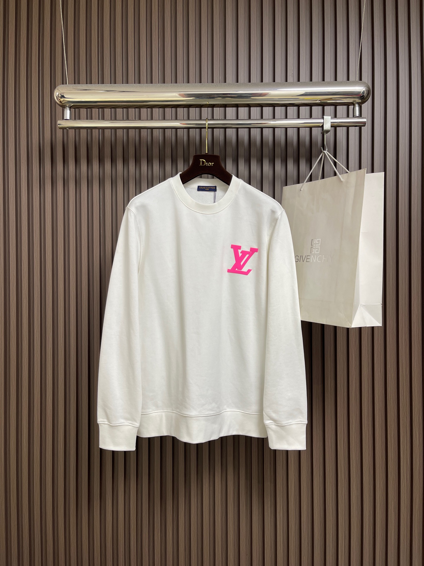 NO:649114,LV 2026SS early spring new couple's round neck sweatshirt, printed with brand elements, made of customized high-weight double-ply fabric, the fabric has a solid feel, and is very high-grade, close-fitting, soft and delicate, very refined and tasteful, and can be matched casually with various styles. It is handsome and in line with the current trend aesthetic. Customized 380g pure cotton double-ply fabric + thread dyed in the same vat, the fabric feels very comfortable. Sizes M-XXL M  Length 69 Shoulder width 48 Bust 112 Sleeve length 64 L length 71 Shoulder width 49 Bust 116 Sleeve length 65.519860909LV 2026SS早春新款情侣款圆领卫衣,品牌元素印花,定制高克重双股面料制作,面料手感扎实,上手非常有档次贴身柔软细腻,非常精致显品味,随意搭配各种都是妥妥的帅气符合当下的潮流审美.定制380克纯棉双股面料＋螺纹同缸染面料手感非常舒服 尺码M-XXL M码 衣长69肩宽48胸围112袖长64 L码衣长71 肩宽49胸围116袖长65.5 XL码 衣长73 肩宽51胸围120袖长67 XXL码 衣长75 肩宽52胸围124袖长68.5,,louis vuitton,hoodie,sweatshirts,alexander wang,Men's clothing