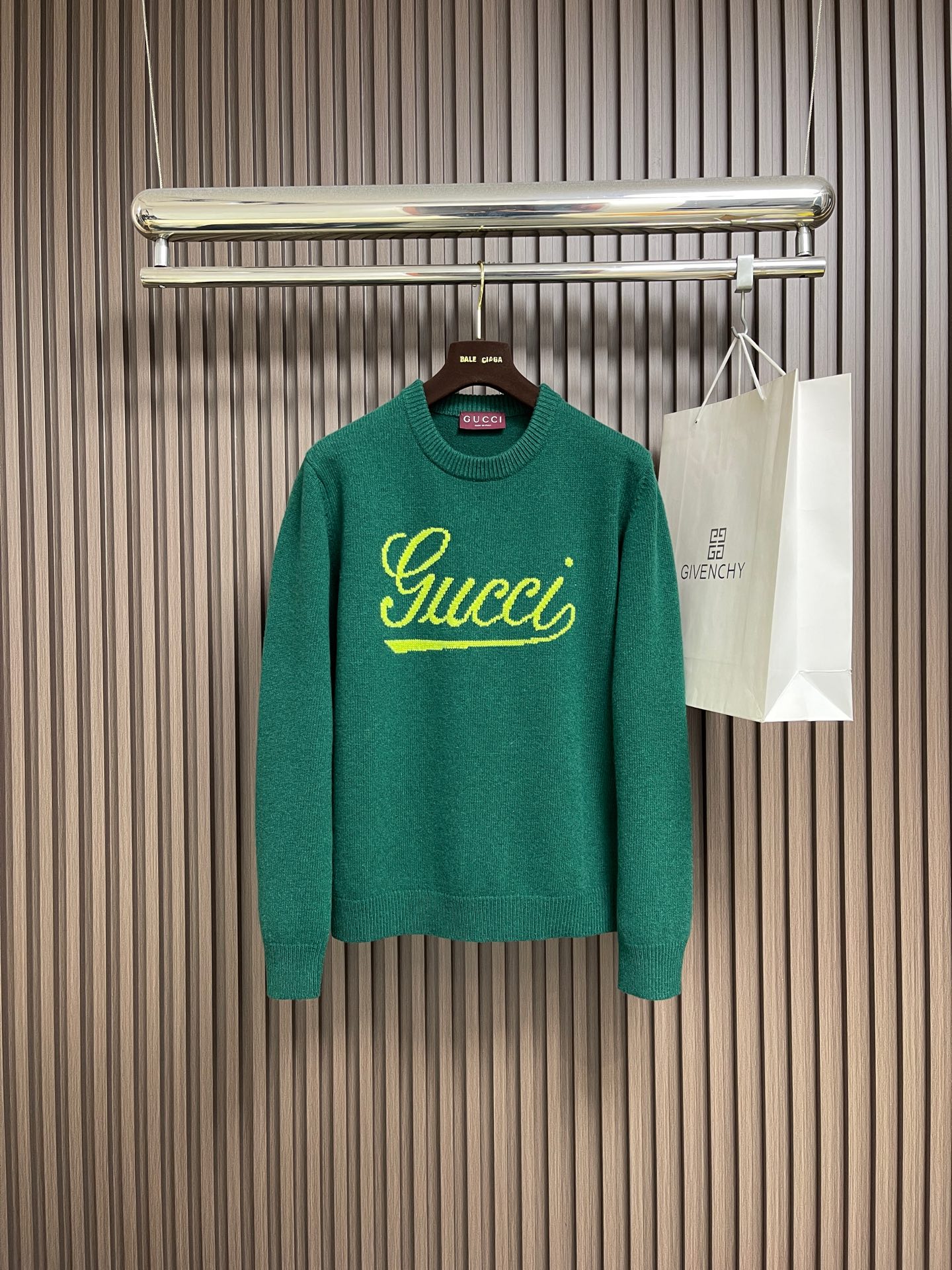 NO:644165,GUCCI 2025ss new intarsia knitted wool sweater, a versatile piece made of cotton fabric, decorated with the brand's archive logo, adding a chic style to the wardrobe. This pullover is made of dark green knitted wool, decorated with handwritten Gucci logo intarsia, creating a charming piece. Sizes S-XL,,gucci,sweaters,alexander wang19860909GUCCI 2025ss新款饰嵌花针织羊毛毛衣,采用棉质面料打造的百搭单品,饰有品牌典藏标识,为衣橱增添别致风尚.这款套衫采用深绿色针织羊毛打造,饰有手写体Gucci标识嵌花,塑就魅力单品.尺码S-XL,,gucci,sweaters,alexander wang,Men's clothing