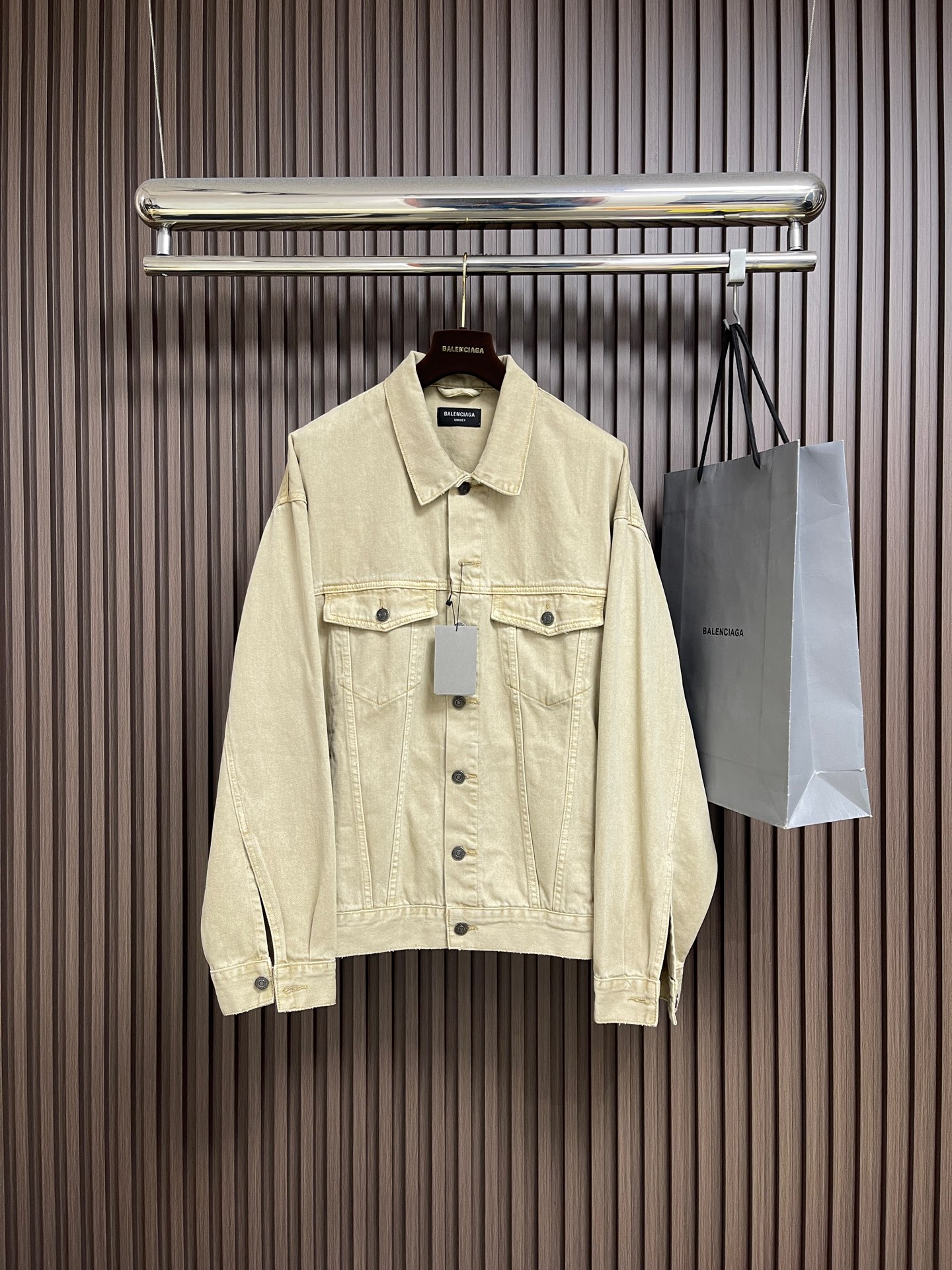 NO:646894,Balenciaga embroidered denim jacket, custom-made thick denim material with cotton rhyme, classic denim meets earth tones, with a light golden brown when the light flows. The front panel has a single row of matte copper buttons and the color system creates a cold and warm collision, and the back panel Balenciaga  The logo highlights the brand style and is paired with a polished and deliberately distressed design. Imported machine embroidery technology is used, and advanced computer control systems and precision mechanical components are used to realize the Balenciaga logo embroidery operation. Edge grinding technology uses physical friction and manual polishing to create a natural wear effect on the edges, imitating the wear and tear texture caused by long-term wear, achieving a rough retro style, and using multi-position horse + rub  The sand is rubbed in specific parts with a high-pressure spray gun to achieve a local gradient effect, and then the frosting technology is used to create a unique texture pattern. The workmanship is extremely complex. Stone grinding light fermentation + pulling, bleaching and softening, through the mutual friction between the pumice stone and the clothes, cause wear and fading effects on the surface of the denim. Through the combination of pulling and bleaching, the clothes can produce a certain texture and stretching effect while bleaching. Size 1-2-3-4  S-XL,,balenciaga,jackets & coats,alexander wang19860909balenciaga 刺绣牛仔外套,定制棉韵厚密牛仔料,经典牛仔邂逅大地色系,在光线流转间泛出淡淡金棕.前幅单排哑光铜扣与色系形成冷暖碰撞,后幅Balenciaga 标识彰显品牌风范,搭配打磨的刻意做旧设计.采用进口机刺绣工艺,使用先进的计算机控制系统和精密的机械部件,实现Balenciaga标识刺绣作业.磨边技术,通过物理摩擦和手工打磨处理,在边缘制造自然磨损效果的工艺,模仿长期穿着形成的磨损质感,实现粗犷复古风格,采用多位马骝＋擦沙通过使用高压喷枪,在特定部位进行摩擦,达到局部渐变的效果,再通过磨砂技术,制造出独有纹理图案,做工极其复杂.石磨轻酵＋拉解漂加软,通过浮石与衣物的相互摩擦,使牛仔布表面产生磨损和褪色效果,通过拉扯和漂白相结合,使衣物在漂白的同时产生一定的纹理和拉伸效果.尺码1-2-3-4 S-XL,,balenciaga,jackets & coats,alexander wang,Men's clothing