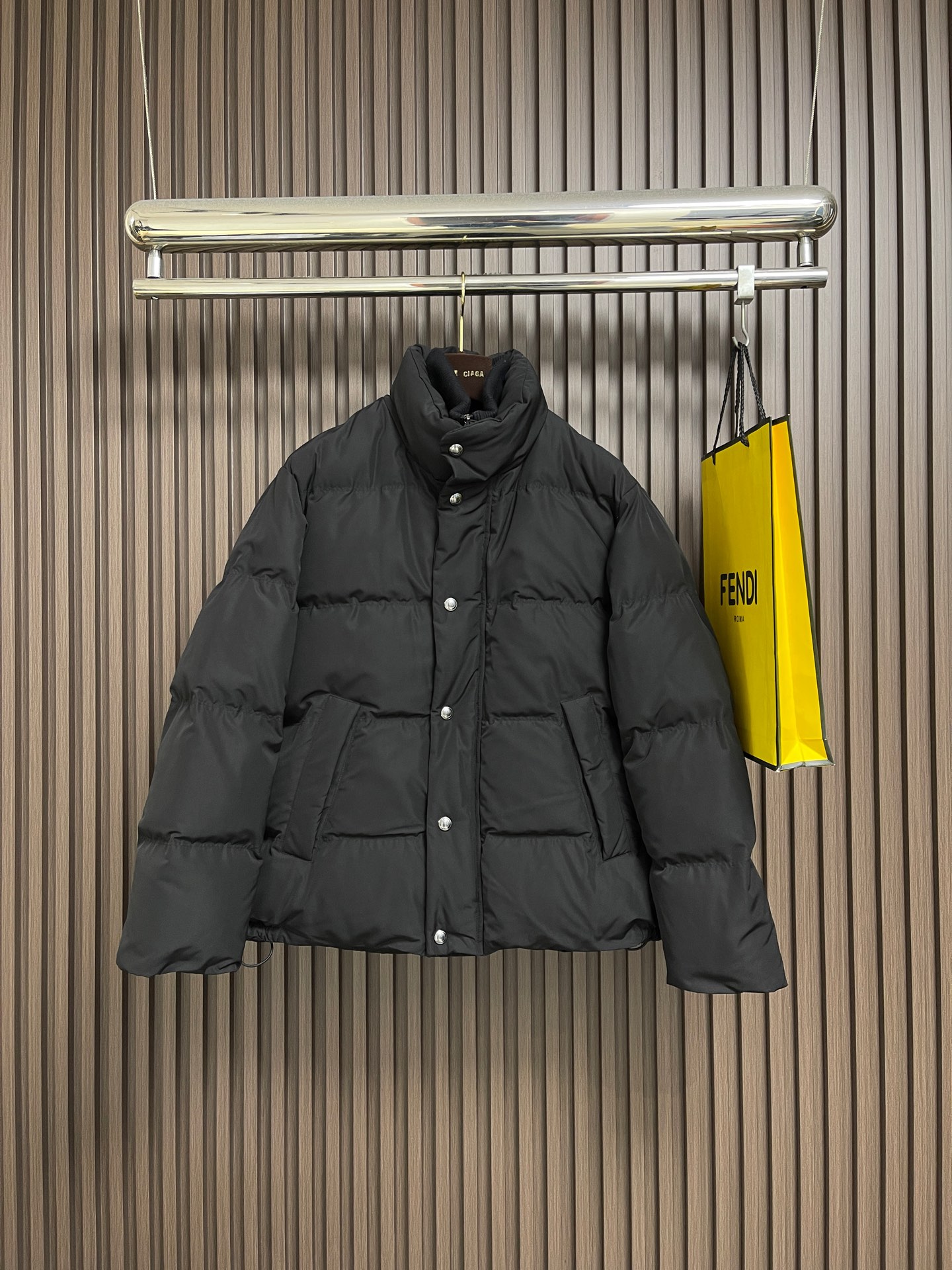 NO:649148,LP silk quilted long-sleeved stand-collar jacket is made of high-quality fabrics, special fabrics with waterproof, anti-fouling and good breathability to ensure the practicality and comfort of the clothes. It pays attention to details, with excellent sewing, even and fine stitches, no skipped stitches or missing stitches, showing a superb level of workmanship, which is consistent with the original version. Designs such as windproof cuffs and adjustable hems improve the convenience and comfort of wearing. Sizes S-XL S  Bust 131 Shoulder width 49.8 Length 69.5 M Bust 136 Shoulder width 51 Length 71 L Bust 141 Shoulder width 52.2 Length 72.5 XL Bust 145 Shoulder width 53.4 Length 73,,loro piana,jackets & coats,jackets & coats,real silk,alexander wang19860909LP 真丝绗缝长袖立领夹克棉服外套,采用高品质的面料,防水、防污且透气性好的特殊面料,确保衣物的实用性和舒适度.注重细节处理,缝制精良,针脚均匀细密,无跳针、漏针现象,展现出高超的做工水平, 原版一致.防风袖口、可调节下摆等设计,提升了穿着的便捷性和舒适度.尺码S-XL S码 胸围131 肩宽49.8 衣长69.5 M码胸围136 肩宽51 衣长71 L码 胸围141 肩宽52.2 衣长72.5 XL码 胸围145 肩宽53.4 衣长73,,loro piana,jackets & coats,jackets & coats,real silk,alexander wang,Men's clothing