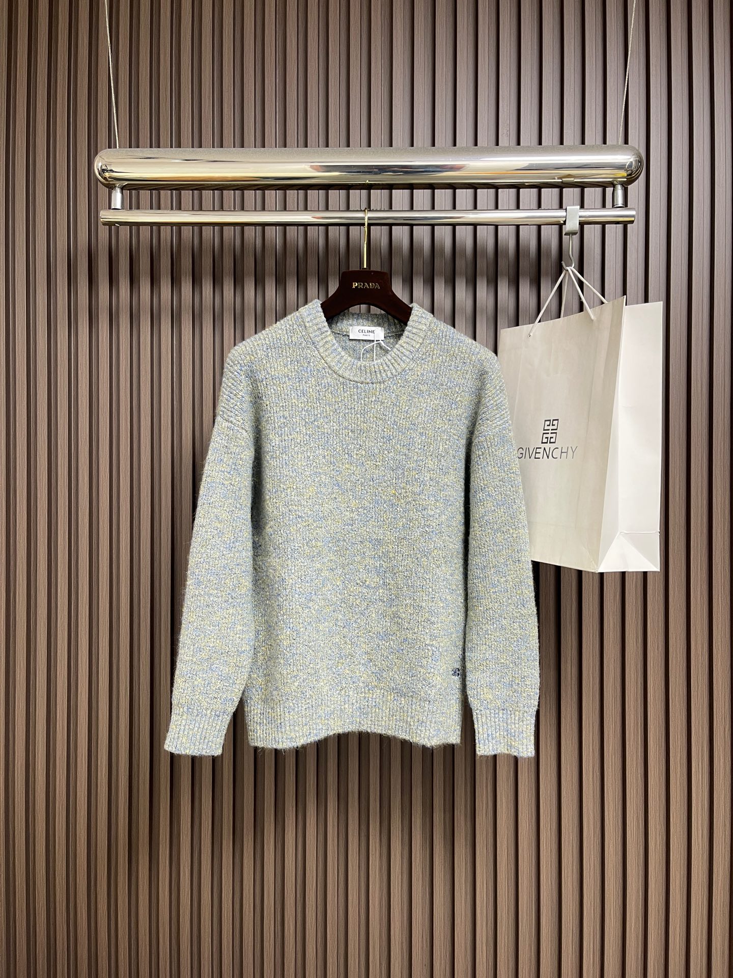 NO:644138,Celine 2025FW new autumn and winter colorful floral yarn wool knitted round neck sweater. In the bright galaxy of fashion, CE has always become a shining pearl in the hearts of many fashion lovers with its unique design concept and excellent quality!  And this floral yarn sweater is like a dazzling shooting star in the night sky, piercing the fashionable night sky, bringing a stunning visual feast and an unparalleled wearing experience!  This sweater is carefully woven with custom-made sheep wool colorful floral yarns. The unique design of the colorful floral yarns makes the colors of the sweater bright and eye-catching, like a colorful picture slowly unfolding before your eyes!  The rich and harmonious color combination not only exudes youthful vitality but also remains elegant and calm, easily showing the unique charm of being fashionable and age-reducing!  Not only that, sweaters also have excellent performance in terms of warmth retention. The wool material is like a warm barrier, tightly wrapping your body and protecting you from the cold outside!  In the cold winter, wearing it feels like being gently embraced by the warm winter sun, allowing you to enjoy unparalleled comfort and warmth while enjoying fashion!  The exquisite Arc de Triomphe logo embroidery at the hem of the front panel is like a bright pearl, inlaid on this fashionable sweater!  The delicate stitching techniques bring the pattern of the Arc de Triomphe to life. Every stitch and thread contains the craftsmen’s exquisite skills and persistent pursuit of quality!  This small logo embroidery seems casual, but it can always show luxury status inadvertently!  When you walk in this sweater, with the slight swing of your body, the Arc de Triomphe logo embroidery is looming, as if telling the world the legendary story and noble quality of the brand!  The loose fit is not flattering on your figure, whether you are a slim fashion elf or a plump and elegant goddess, you can easily control it!  The loose fit not only gives people a casual and comfortable feeling, but also cleverly covers small imperfections on the body, making you more confident and calm when wearing it!  Size XS-L,,celine,sweaters,alexander wang19860909celine 2025FW秋冬新款彩色花纱绵羊毛针织圆领毛衣,在时尚的璀璨星河中,CE始终以其独特的设计理念和卓越的品质,成为众多时尚爱好者心中的璀璨明珠！而这款花纱毛衣,更是如同夜空中一颗耀眼的流星,划破时尚的夜空,带来令人惊艳的视觉盛宴与无与伦比的穿着体验！这款毛衣采用客供定制绵羊毛彩色花纱纱线精心织造而成,彩色花纱的独特设计,让毛衣的色彩鲜艳夺目,犹如一幅绚丽多彩的画卷在眼前徐徐展开！那丰富而和谐的色彩搭配,既有着青春活力的张扬,又不失优雅大气的沉稳,轻松展现出时髦减龄的独特魅力！不仅如此毛衣在保暖性方面也有着出色的表现,的绵羊毛材质,就像一层温暖的屏障,紧紧地包裹着你的身体,为你抵御外界的寒冷！在寒冷的冬日里,穿上它就仿佛被冬日里的暖阳温柔地拥抱着,让你在享受时尚的同时,也能感受到无与伦比的舒适与温暖！前幅下摆处精致的凯旋门徽标刺绣,宛如一颗璀璨的明珠,镶嵌在这件时尚的毛衣上！那细腻的针法,将凯旋门的图案栩栩如生地呈现出来,每一针每一线都蕴含着工匠们的精湛技艺与对品质的执着追求！这个小小的徽标刺绣,看似不经意,却总能在不经意间展现出奢华地位！当你穿着这件毛衣行走时,随着身体的微微摆动,凯旋门徽标刺绣若隐若现,仿佛在向世人诉说着品牌的传奇故事与高贵品质！宽松版型不挑身材,无论你是身材苗条的时尚精灵,还是身材丰满的优雅女神,都能轻松驾驭！宽松的版型不仅给人一种随性自在的感觉,还能巧妙地遮盖住身体上的小瑕疵,让你在穿着时更加自信从容！尺码XS-L,,celine,sweaters,alexander wang,Men's clothing