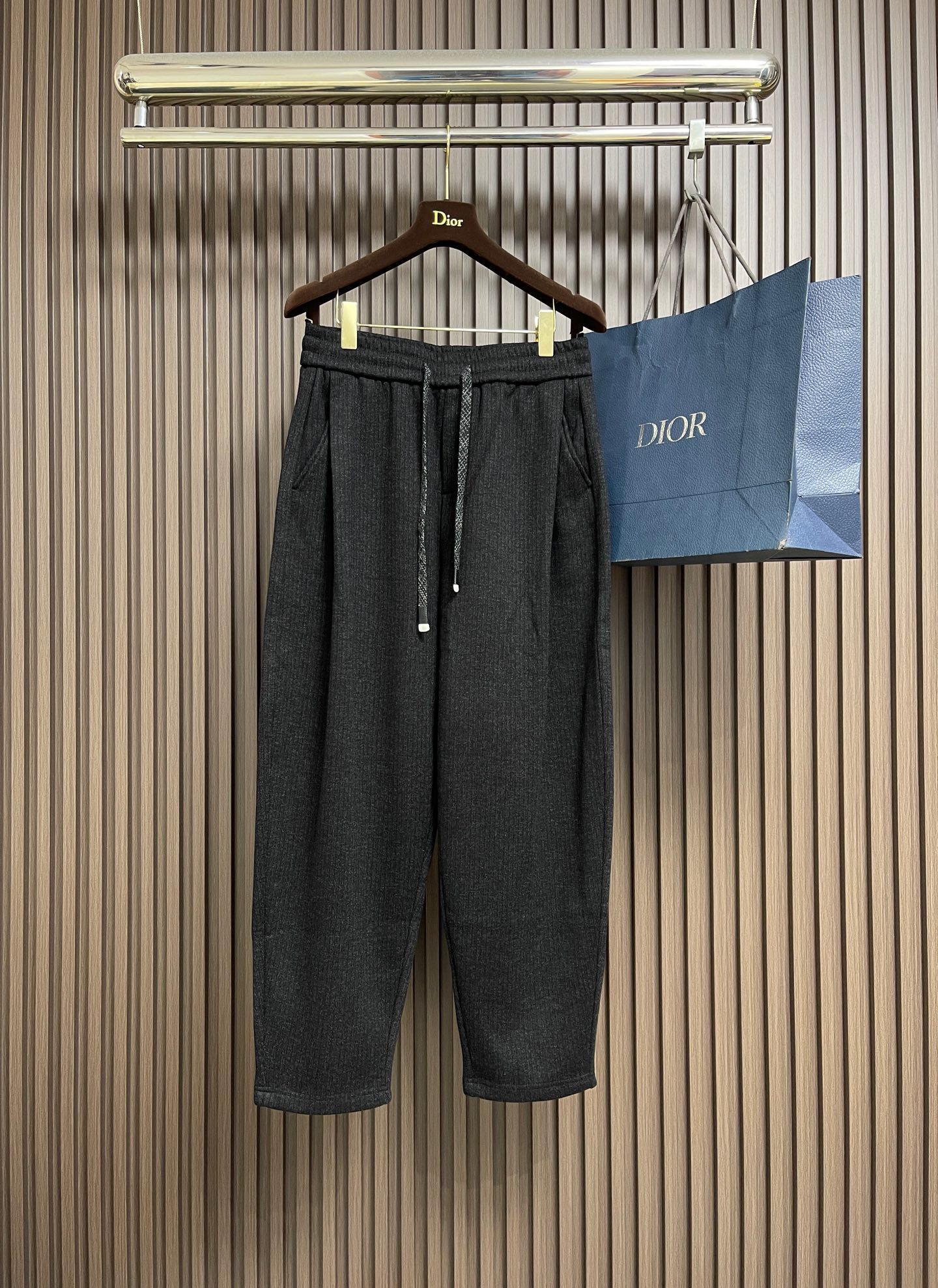 NO:651565,BV wool blended velvet pants, Italian luxury velvet.  The winter slimming pants reshape the comfort and high-end sense of autumn and winter knitted pants. The elastic waistband is designed with a woven drawstring, which can be adjusted to fit the waist and abdomen at will, saying goodbye to the sense of restraint. Hidden pleat details at the back waist make the loose fit more three-dimensional and easily hide the fat on the waist and abdomen. The pants are cut with slightly wide legs and have a strong sense of drape. They stretch naturally from the hips to the ankles and visually lengthen the leg lines. Both pear-shaped and slim figures can look like 'paper figures'.  A sense of familiarity. It is made of selected wool + acetate + elastic fiber + spandex quadruple blend. The ultra-fine yarn is woven into a three-dimensional velvet-like fabric with a delicate luster on the surface. The velvet inside is thick and soft. It is warm and non-itchy when worn next to the skin. It is suitable for wearing alone or layered with a coat in cold winter. The diagonal pockets on both sides are convenient for hand-warming, and the double patch pockets on the back are retro and practical. The details highlight the rigorous craftsmanship of the Italian workshop. Sizes XS-L,,bottega  veneta,alexander wang19860909BV 羊毛混纺加绒裤,意式奢绒．冬日藏肉显瘦神裤,重塑秋冬针织裤的舒适与高级感.松紧腰头搭配编织抽绳设计,随意调节贴合腰腹,告别束缚感；后腰处暗藏褶皱细节,让宽松版型更显立体,轻松藏住腰腹小赘肉.裤型为微阔腿剪裁,垂坠感极强,从髋部到脚踝自然舒展,视觉拉长腿部线条,梨形、型身材都能穿出'纸片人'既视感.采用精选羊毛＋醋酸纤维＋弹力纤维＋氨纶四重混纺,极细纱线织就立体绒感面料,表面泛着细腻光泽,内里加绒厚实柔软,贴肤穿温暖不刺痒,寒冬单穿或叠加大衣都适配.两侧斜插口袋方便暖手,后片双贴袋复古又实用,细节处彰显意式工坊的严谨工艺.尺码XS-L,,bottega veneta,alexander wang,Men's clothing