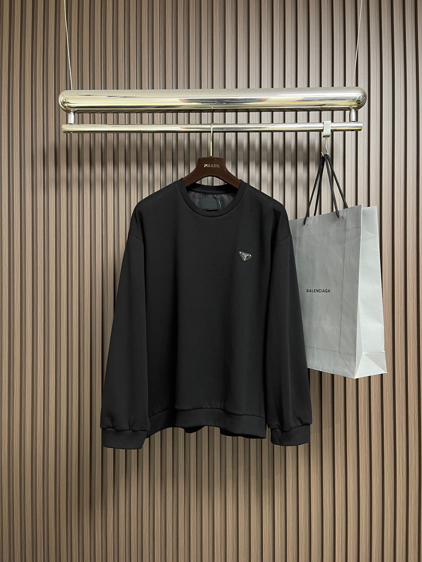 NO:644158,Prada  2026SS early spring new classic knitted round-neck sweatshirt with enamel-coated triangle metal logo. The front chest is decorated with the classic iconic triangle logo. It is made of 400-gram heavy lyocell air layer fabric. Its characteristics are soft, warm, comfortable and breathable. It is light and drapey. The four-fold fiber structure makes the fabric less prone to wrinkles. It comes with ribs on the collar, cuffs and hems; sizes S-XL, prada, hoodie, sweatshirts, alexander  wang19860909Prada 2026SS早春新品经典涂珐琅三角形金属徽标针织圆领卫衣,正面胸前饰有经典标志性特色三角标点缀,采用400克重莱赛尔空气层面料,其特性柔透保暖舒适透气性佳、轻盈有垂感、四重纤维构造使得面料不容易产生皱褶,配套衣领、袖口及下脚边罗纹；尺码S-XL,,prada,hoodie,sweatshirts,alexander wang,Men's clothing