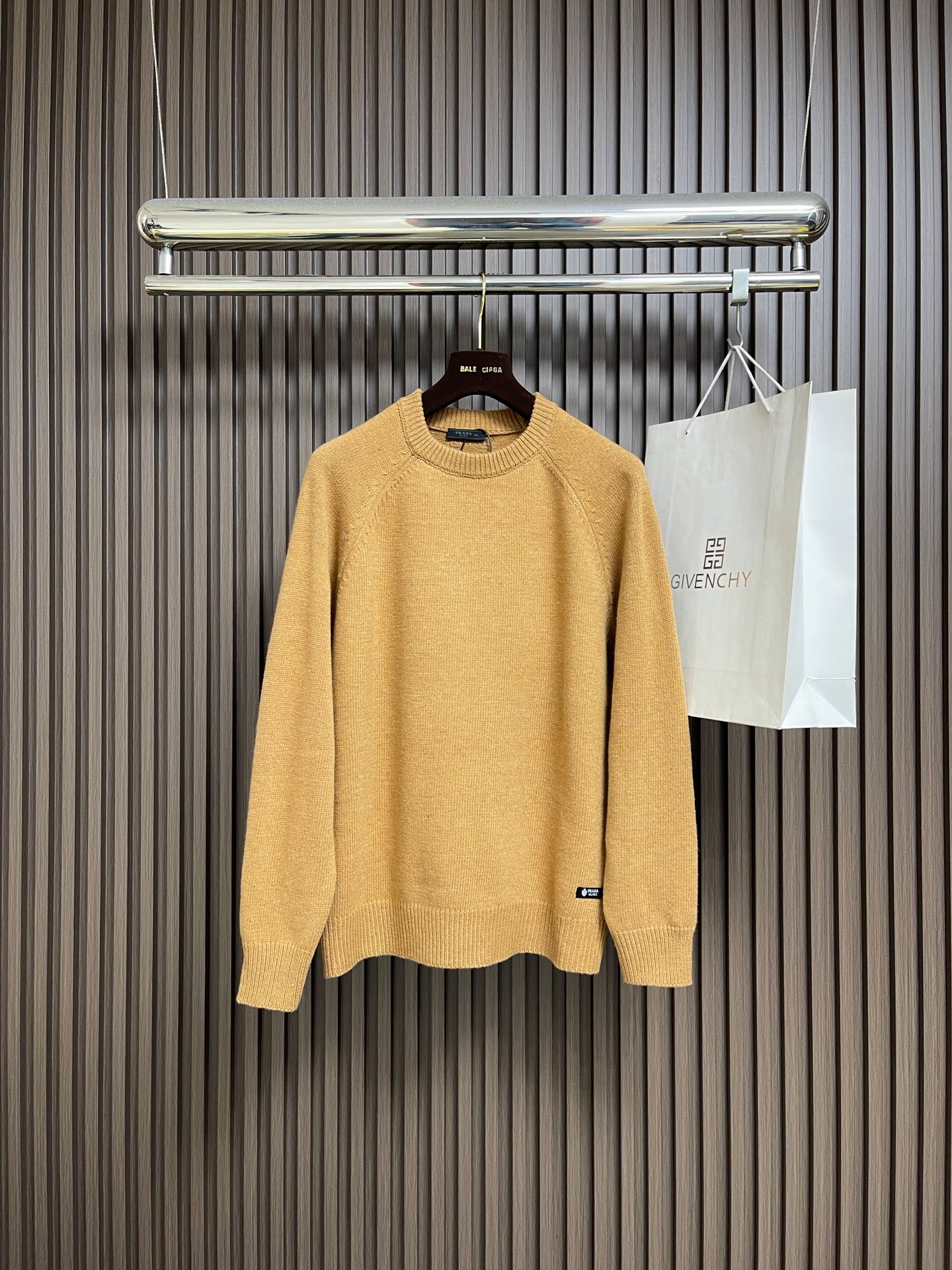 NO:644162,Prada  Fabric triangle logo round neck knitted sweater, the fabric is made of 30% wool, 20% cashmere, 50% cotton yarn. Custom-woven back panel hand-sewn label, original 1:1 quantitative size, hand-sewn and hand-woven. Garment washing - remove wool impurities - solid color - fixed version - add hand feel. This wool combines elegance and comfort, showing a wide width with exquisite texture  Rib knit trim completes this piece, and the bodice is decorated with a tonal triangle logo. Jersey knit design. Ribbed knit. Square fit. Rib knit crew neck raglan. Rib knit cuffs and hem. Triangle logo. Available in sizes 46-52, prada, sweaters, alexander  wang19860909Prada 织物三角标识圆领针织毛衣,面料采用30％羊毛,20％羊绒,50％棉纱.定织后幅手缝标,原版1:1定量尺寸,人工手缝手织.成衣洗水﹣去除羊毛杂质﹣固色﹣固定版型﹣添加手感.这款羊毛结合了高雅与舒适,呈现精致纹理的宽松廓形.罗纹针织饰边完善了这件,衣身装饰有同色系三角形徽标.平针针织设计.带罗纹针织.方正版型.罗纹针织圆领插肩.罗纹针织袖口与底边.三角形徽标.尺码46-52,,prada,sweaters,alexander wang,Men's clothing