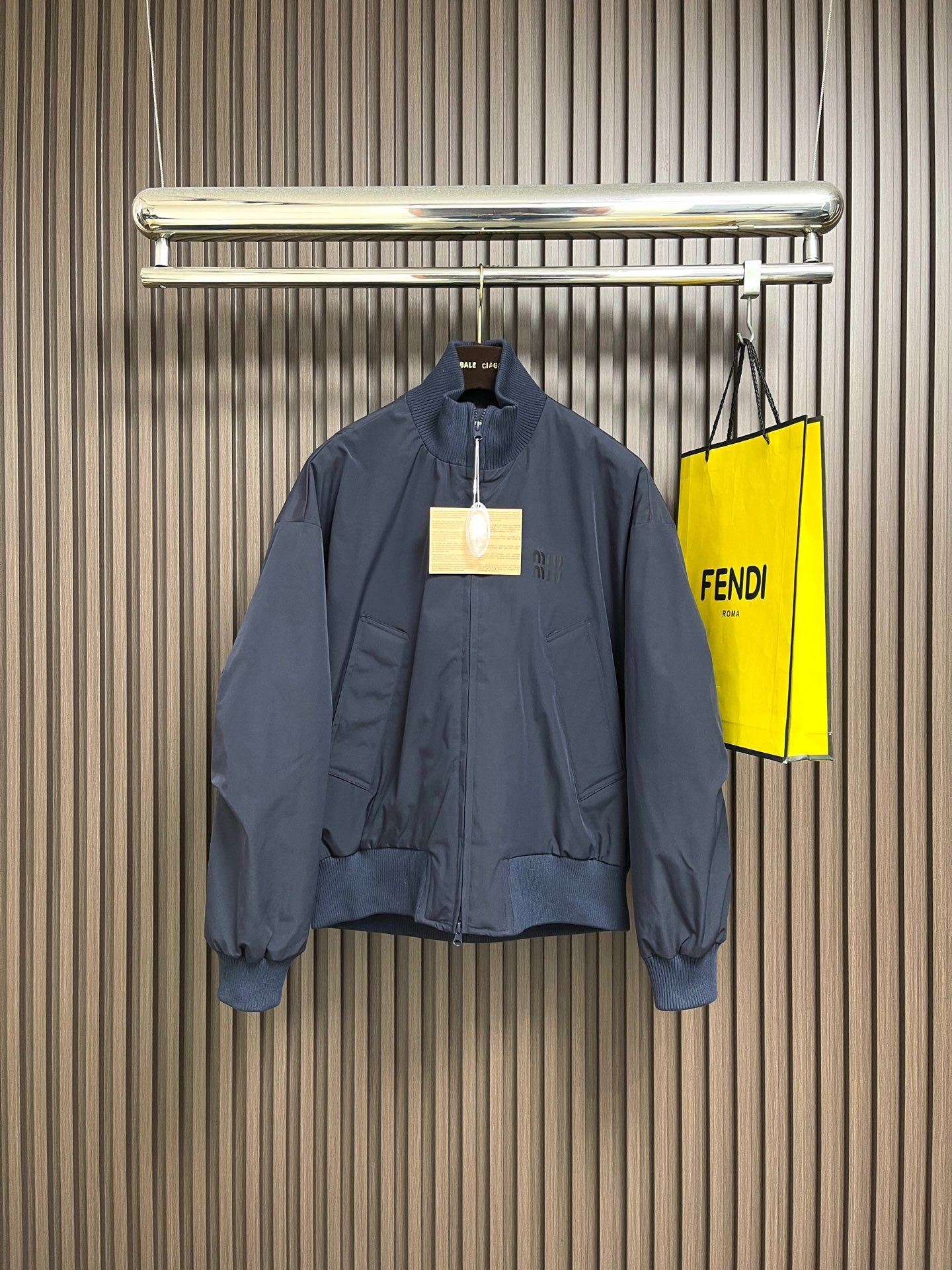 NO:649143,miumiu logo printed pilot down jacket, the fabric is made of original pure cotton material, which combines the comfort of cotton and the silkiness of satin. The fabric is soft and skin-friendly, giving you a luxurious wearing experience, while showing a unique micro-glossy texture. The lining is 90 white duck down, warm and comfortable  The design of elastic cuffs and hem cleverly outlines the body lines, avoids bloat, maintains a sense of neatness while being loose, and enhances the overall look. The whole garment is printed using solid printing technology, and has been accurately modified by the film screen three times to ensure that the pattern is clear and full. Through glue printing and high-temperature baking, the pattern is strong and durable, lasting as new. Custom-woven and dyed, there is no color difference from the original version. Sizes M-3XL,,miumiu,jackets & coats,down jacket,silk  fabric,alexander wang19860909miumiu 徽标印花飞行员羽绒外套,面料采用原版一致纯棉材质,融合棉的舒适与绸缎的丝滑.面料亲肤柔软,穿着体验奢华,同时呈现出独特的微光泽质感.内里90白鸭绒 保暖舒适 松紧袖口与下摆设计,巧妙勾勒身形线条,避免臃肿,在宽松中保持利落感,提升整体造型的层次.整衣印花采用固体印花工艺,历经三次菲林网板精准修改,确保图案清晰饱满.通过胶浆印刷与高温烘烤,图案牢固耐穿,持久如新.定织定染,与原版无任何色差.尺码M-3XL,,miumiu,jackets & coats,down jacket,silk fabric,alexander wang,Men's clothing