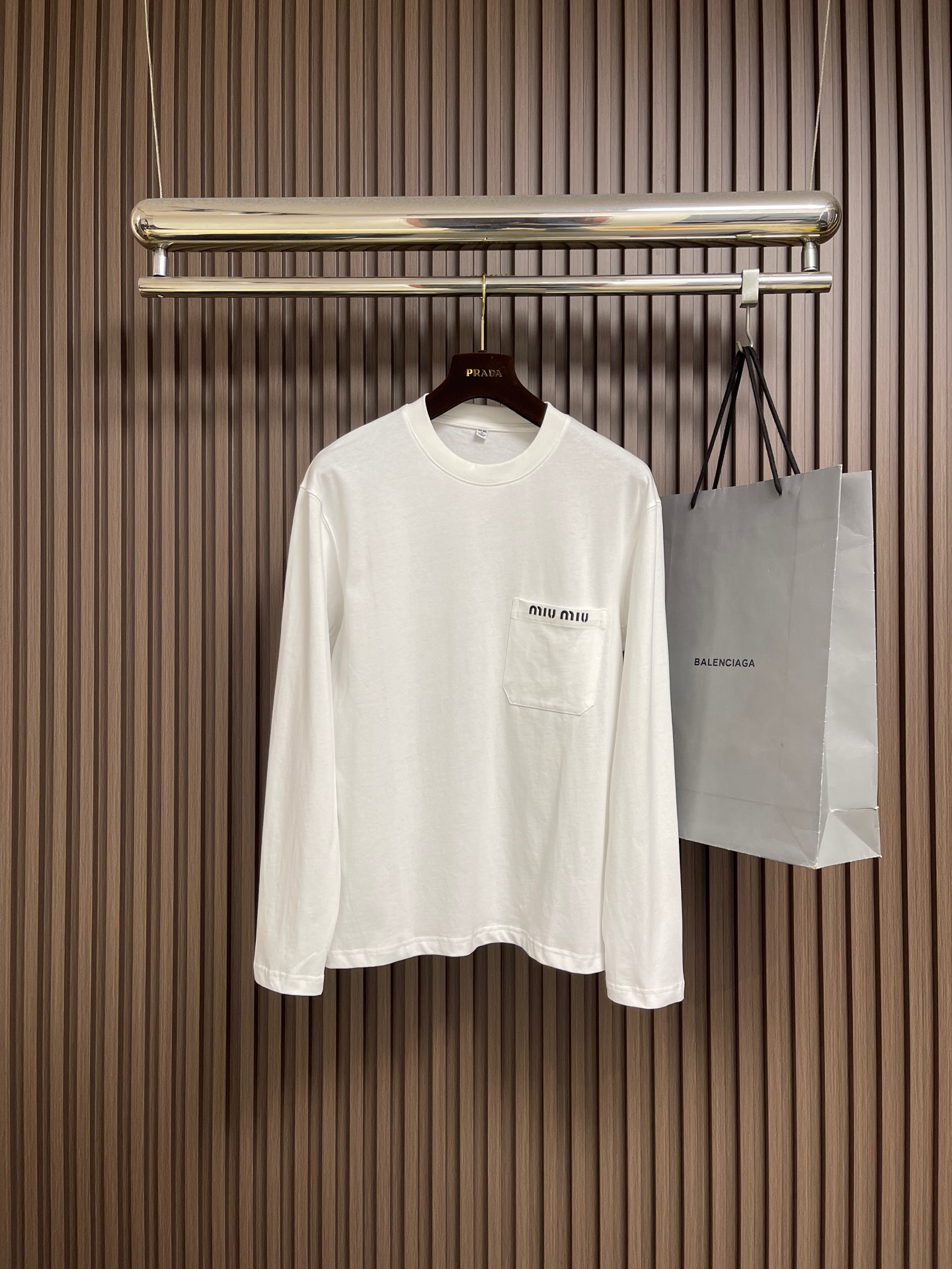 NO:644161,miumiu 2026ss early spring new chest pocket long-sleeved round neck T-shirt, avant-garde and fashionable design!  High-end customized high-count cotton fabrics.  Soft to the touch.  Comfortable to wear.  Level of exquisite car lines.  Fine workmanship.  The upper body effect is incomparably handsome!  Essential items for handsome men, sizes S-XL, miumiu, tees, t-shirt, alexander wang19860909miumiu 2026ss早春新款胸前口袋长袖圆领t恤,设计前卫时尚！高端定制高支棉面料．手感柔软．穿着舒适．级别精致车线．做工精细．上身效果无敌帅气！型男必备单品 尺码S-XL,,miumiu,tees，t-shirt,alexander wang,Men's clothing