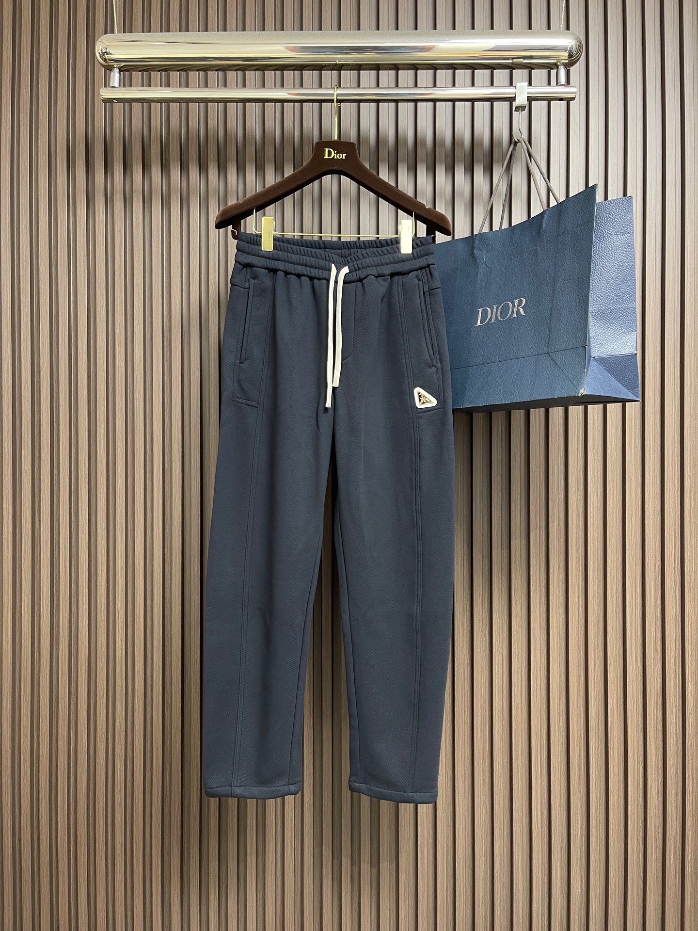 NO:644144,PRADA 2025FW triangular logo sports casual velvet sweatpants, customized original exclusive fabric, comfortable and breathable fabric, elastic waist, double side pocket design!  A casual pair of daily wear, multi-functional casual pants that follow the trendy line and are fully imported. The upper body is comfortable and breathable, the drawstring at the waist is casual and comfortable, the fit is excellent, and the elegant clean design is great!  Must-have item. Sizes M-3XL, prada, alexander wang19860909PRADA 2025FW三角标logo运动休闲加绒卫裤、定制原版专属面料,面料舒适透气,松紧腰头,双侧插口袋设计！一款日常穿着,兼备多功能休闲裤走了潮范路线全线进口级别,上身舒适透气,腰部抽绳随性自在,版型极好,大气的干净版设计！必备单品.尺码M-3XL,,prada,alexander wang,Men's clothing