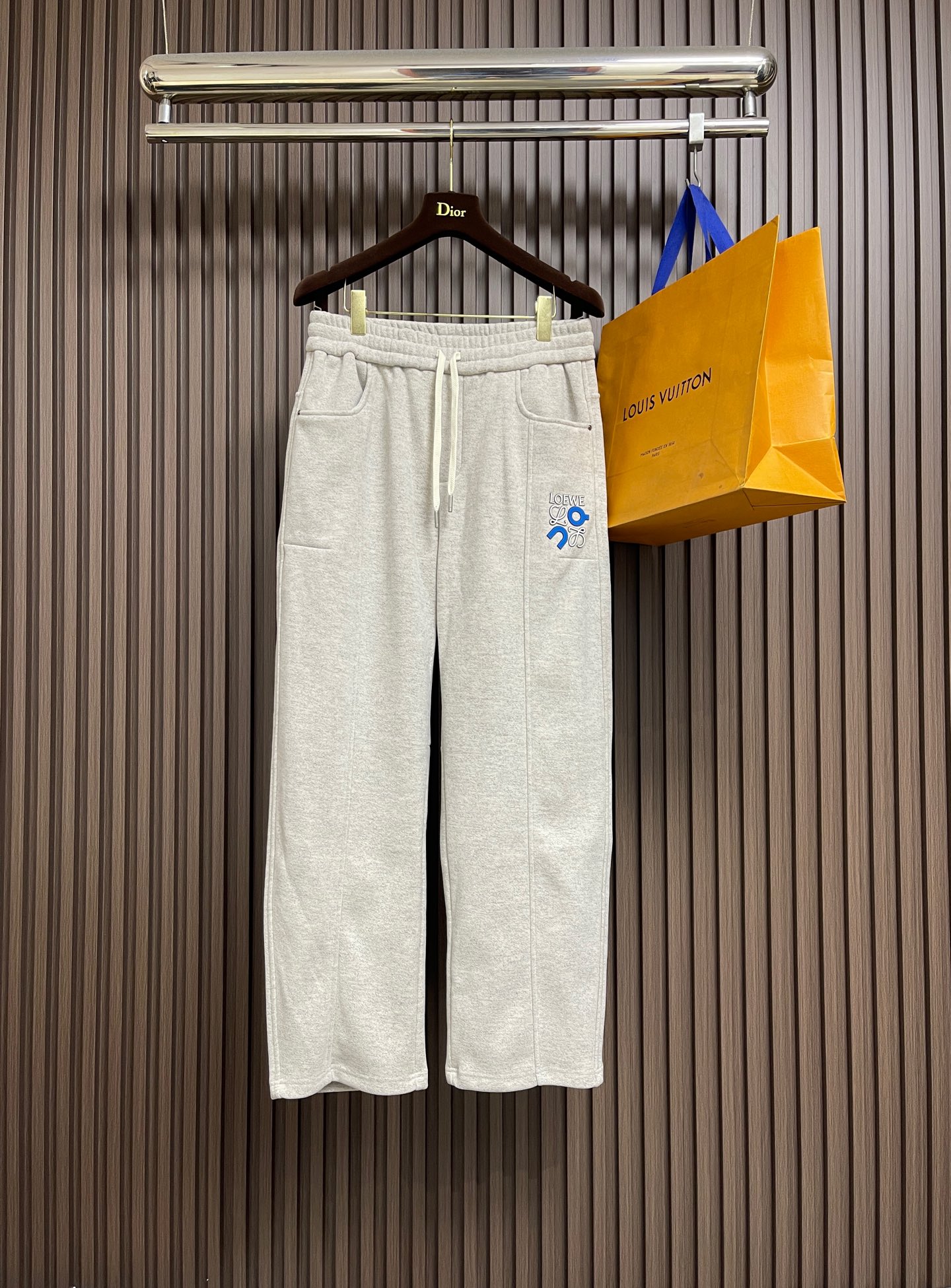 NO:645023,LOEWE  Loewe's straight trousers weigh about 420 grams after washing. They are thick, crisp, wear-resistant and have a retro charm; the 3D three-dimensional printing process is amazing, and the brand logo is three-dimensional and full, highlighting the sense of sophistication and high-end; sand washing gives the fabric a unique texture and soft feel, and the coloring is accurate  Control the color to make the fading natural and layered; the distressed treatment is like carving over time, with a strong retro style. Each pair of pants has its own personality. It is a masterpiece that perfectly integrates fashion and craftsmanship. Sizes M-3XL,,loewe,loewe,alexander  wang19860909LOEWE 罗意威直筒长裤,成衣洗水后克重约420克,质感厚实挺括耐磨且具复古韵味；3D立体印花工艺令人赞叹,品牌标识立体饱满,凸显精致与高级感；沙洗赋予面料独特纹理与柔软手感,炒色精准把控色彩,使褪色自然且富有层次感；做旧处理仿若岁月雕琢,复古风格浓郁,每条裤都独具个性,是时尚与工艺完美融合的佳作.尺码M-3XL,,loewe,loewe,alexander wang,Men's clothing