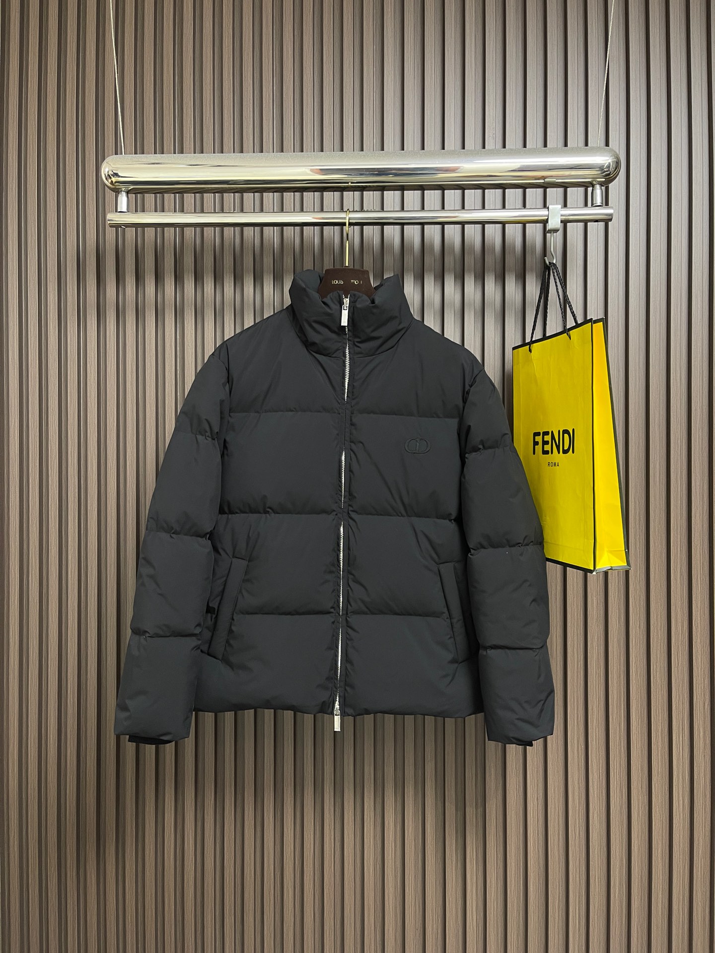 NO:649153,Dior  CD jacquard stand-up collar bakery down jacket. The design of the stand-up collar not only improves the thermal performance, but also adds a sense of sophistication and neatness. This collar type can well modify the neck line and show the elegance of the wearer. The down filling is made of high-quality 90 white duck down as filler. After strict processing and screening, it ensures the fluffiness and warmth of the down. The down is evenly filled into the liner and fixed by sewing and taping. Sizes 46-52  Size 46, bust 120, shoulder width 51.3, length 68.5, size 48, bust 124, shoulder width 52.5, length 70, size 50, bust 128, shoulder width 53.7, length 71.5, size 52, bust 132, shoulder width 54.9, length 73, dior, jackets & coats, down jacket, alexander wang19860909Dior CD提花立领面包服羽绒外套.立领的设计不仅提升了保暖性能,还为其增添了一份干练与利落.这种领型能够很好地修饰颈部线条,展现出穿着者的优雅气质.羽绒填充选用高品质的90白鸭绒作为填充物,经过严格的处理和筛选,确保羽绒的蓬松度和保暖性.将羽绒均匀地填充到的内胆中,并通过缝制压胶等方式固定.尺码46-52 46码 胸围120 肩宽51.3 衣长68.5 48码 胸围124 肩宽52.5 衣长70 50码 胸围128 肩宽53.7 衣长71.5 52码 胸围132 肩宽54.9 衣长73,,dior,jackets & coats,down jacket,alexander wang,Men's clothing