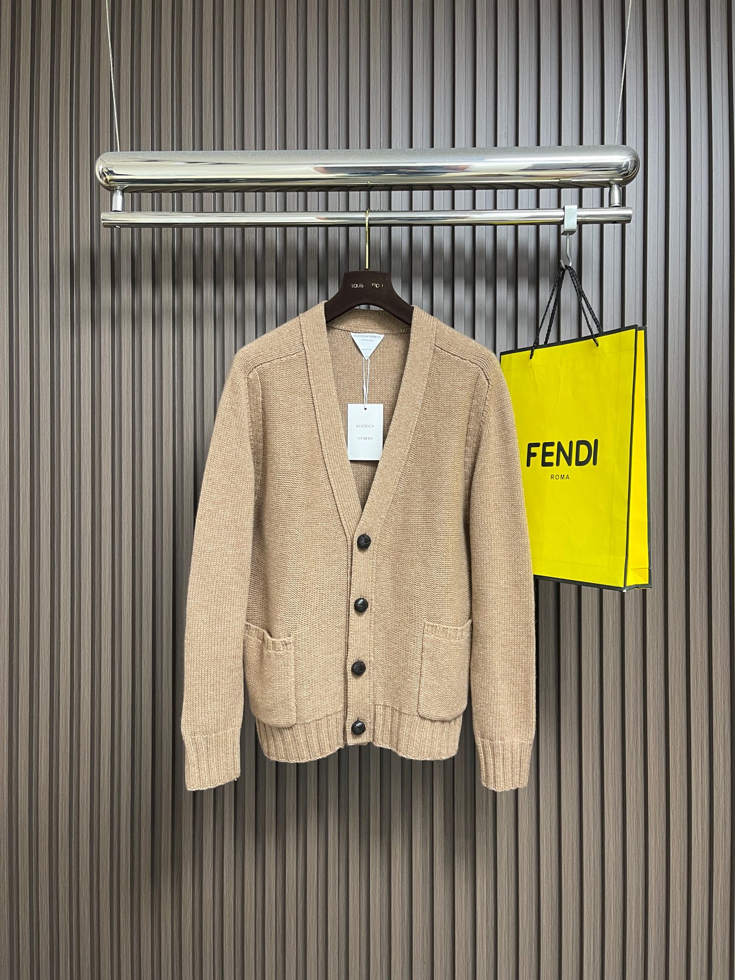 NO:646881,BV 2025ss new knitted sweater cardigan, classic medium thickness cardigan, double pocket design on both sides of the hem, leather woven button closure, regular fit, comfortable and versatile upper body, sizes S-XL S size shoulder width 46 bust 106 length 66 M size shoulder width 48 bust 110 length 68 L size shoulder width 50 bust 114 length 70 XL size shoulder width 52  Bust 118, length 72,,bottega veneta,sweaters,alexander wang19860909BV 2025ss新款针织毛衣开衫,经典中等厚度开衫,下摆两侧双口袋设计,皮质编织纽扣开合,常规版型,上身舒适百搭,尺码S-XL S码肩宽46 胸围106 衣长66 M码 肩宽48 胸围110 衣长68 L码肩宽50 胸围114 衣长70 XL码 肩宽52 胸围118 衣长72,,bottega veneta,sweaters,alexander wang,Men's clothing