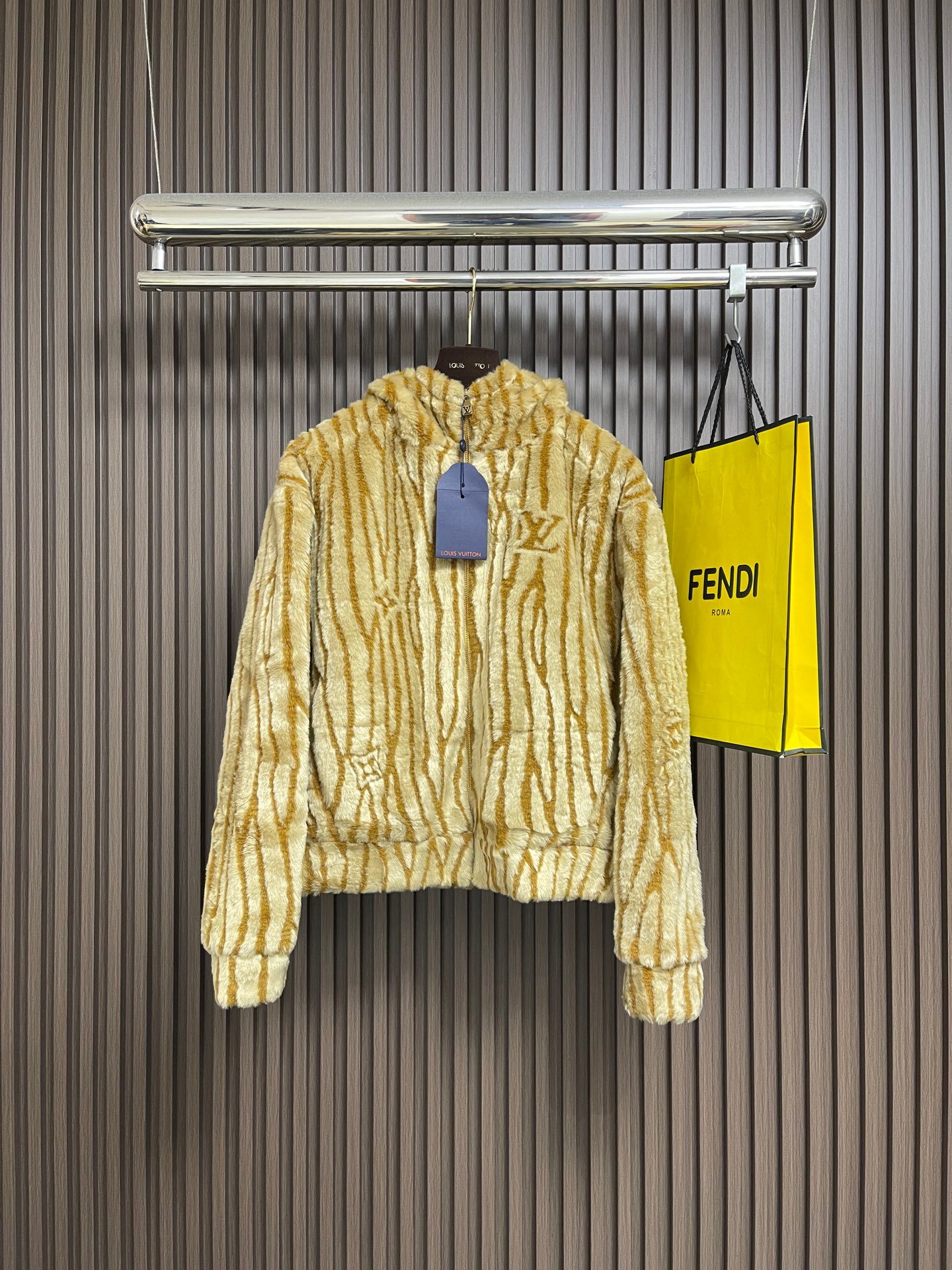 NO:646884,LV SKI Ski Collection Jacket Water Wave Pattern Hooded Fleece Jacket, this hooded jacket is made from soft fleece and the Epi pattern pays homage to the brand's traditional leather goods. The camel and beige decoration is enhanced by the monogram symbol and the italicized 3D-style Vuitton logo on the back. This unique casual style is perfect for relaxing with friends after an exciting day in the snow. Sizes S-XL S Shoulder 54 Chest 114 Length 64 Medium Shoulder 55  Bust 118 Length 65 L shoulder width 56 Bust 122 Length 66 XL shoulder width 57 Bust 126 Length 67,,louis vuitton,jackets & coats,jackets & coats,hats,alexander wang19860909LV SKI滑雪系列外套水波纹图案连帽抓绒夹克外套,这款连帽夹克采用柔软的抓绒制成,Epi图案与品牌的传统皮革制品致敬.驼色和米色装饰由字母组合图案符号和背面斜体 3D风格的威登标志增强.这款独特的休闲款非常适合在雪地里度过激动人心的一天后与朋友一起放松.尺码S-XL S码肩宽54 胸围114 衣长64 M码 肩宽55 胸围118 衣长65 L码肩宽56 胸围122 衣长66 XL码 肩宽57 胸围126 衣长67,,louis vuitton,jackets & coats,jackets & coats,hats,alexander wang,Men's clothing