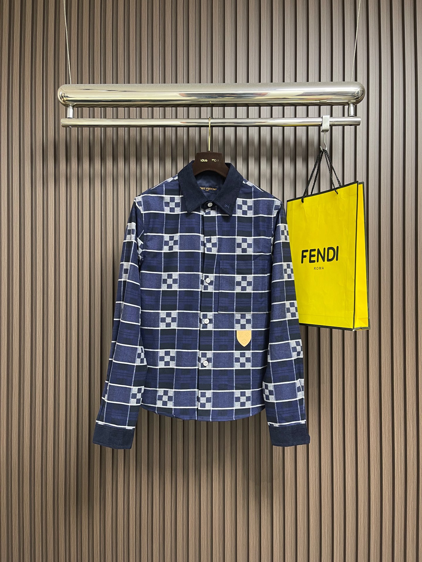 NO:646857,LV  The patterned lapel shirt jacket is made of customized high-density cotton blended fabric, which is soft, breathable and stiff. The surface is presented with a contrasting plaid + checkerboard pattern through jacquard technology, which is rich in layers and not easy to deform. The neckline is designed with corduroy splicing, which has a sharp texture contrast, and the inside of the collar is embroidered.  The brand logo is embroidered to highlight the style in every detail; the body is equipped with a flap patch pocket, and the pocket is decorated with an embossed Monogram leather logo, which is both practical and brand-recognizable; the front placket is closed with a custom mother-of-pearl button, which has a warm luster and excellent durability. Sizes S-XL, Louis  vuitton,jackets & coats,shirts,alexander wang19860909LV 纹翻领衬衫外套,采用定制高密棉质混纺面料,质地柔软透气且兼具挺括感,表面通过提花工艺呈现撞色格纹＋棋盘格组合图案,层次丰富且不易变形；领口采用灯芯绒拼接设计,质感对比鲜明,领内侧刺绣品牌标识,细节处彰显格调；衣身配备翻盖贴袋,袋口装饰压印Monogram皮革标,实用与品牌辨识度兼具；前襟采用定制珍珠母贝纽扣闭合,光泽温润且耐性优异.尺码S-XL,,louis vuitton,jackets & coats,shirts,alexander wang,Men's clothing