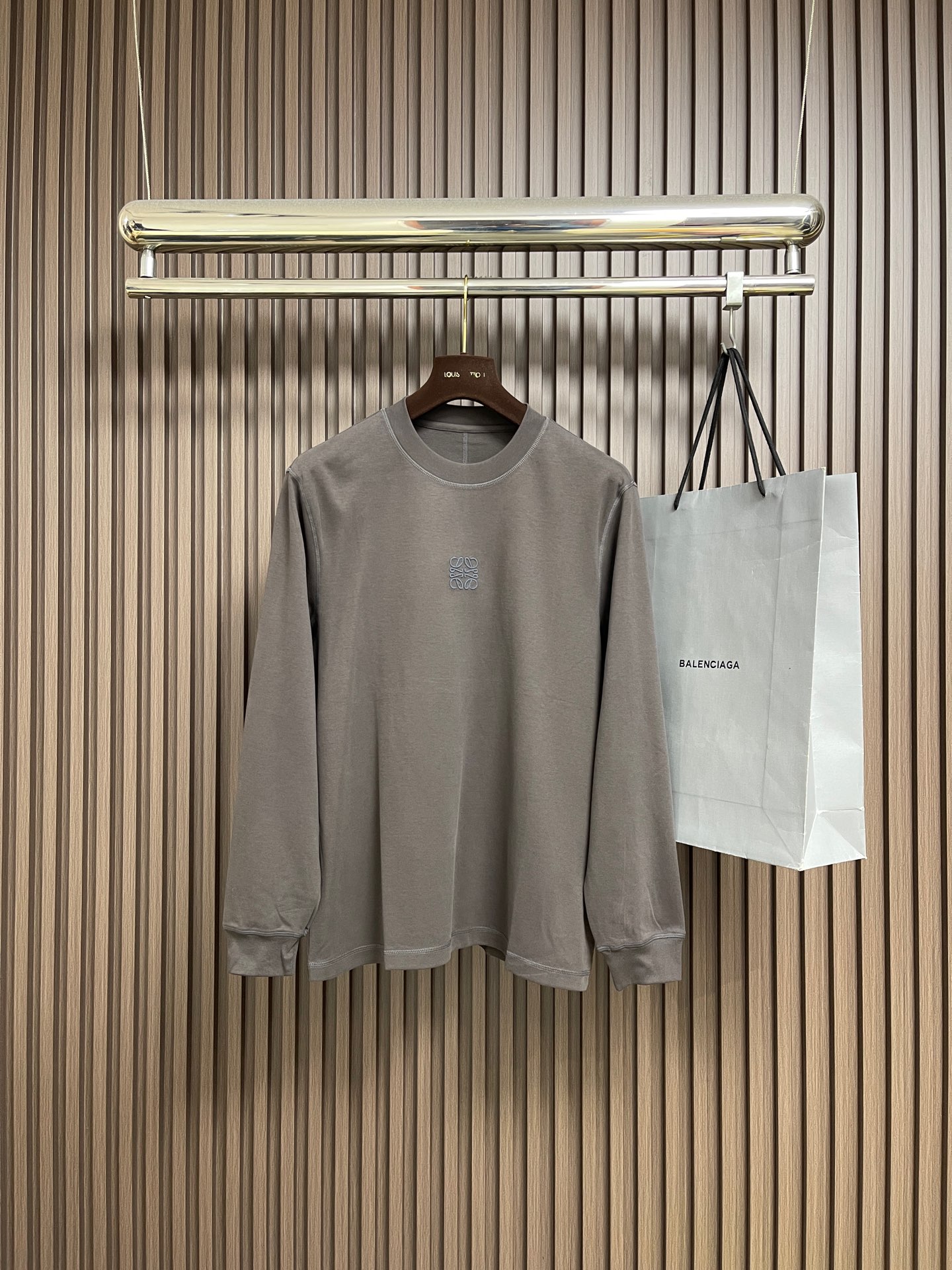 NO:646862,Loewe Anagram embroidered long-sleeved T-shirt. Customized densely woven cotton ribbed cotton. Flexible and delicate. Comfortable and close to the skin. Deep yet elegant. The iconic Loewe Anagram embroidered mark is embellished on the chest. It embodies the essence of the brand in a minimalist shape. It is neatly cut to fit the body curve without excessive color accumulation. The minimalist style is like a clear spring. With its simplicity, it interprets the advanced minimalist fashion philosophy. It uses imported machine embroidery technology and uses advanced computer control systems and precision mechanical components.  Achieve Loewe Anagram embroidery work with high precision, smooth and delicate lines, the fabrics have been washed, the hand feel is better, not easy to deform, not easy to shrink, not easy to fade, maintain long-term beauty. Size M-5XL,, loewe, tees, t-shirt, alexander wang19860909Loewe Anagram 刺绣长袖T恤 定制密织绵纹罗纹棉粹 柔韧细腻 舒适贴肤 深沉而不失优雅 标志性Loewe Anagram刺绣印记点缀于胸前 以极简之形凝聚品牌精髓 利落剪裁贴合身体曲线 没有过多的色彩堆砌 简约风如同一股清泉 以简洁之姿 演绎出高级的极简时尚哲学 采用进口机刺绣工艺 使用先进的计算机控制系统和精密的机械部件 实现Loewe Anagram刺绣作业 精度高 线条流畅而细腻 面料都经过浇洗 手感质感更佳 不易变形 不易缩水 不易褪色 保持长久的美观.尺码M-5XL,,loewe,tees，t-shirt,alexander wang,Men's clothing