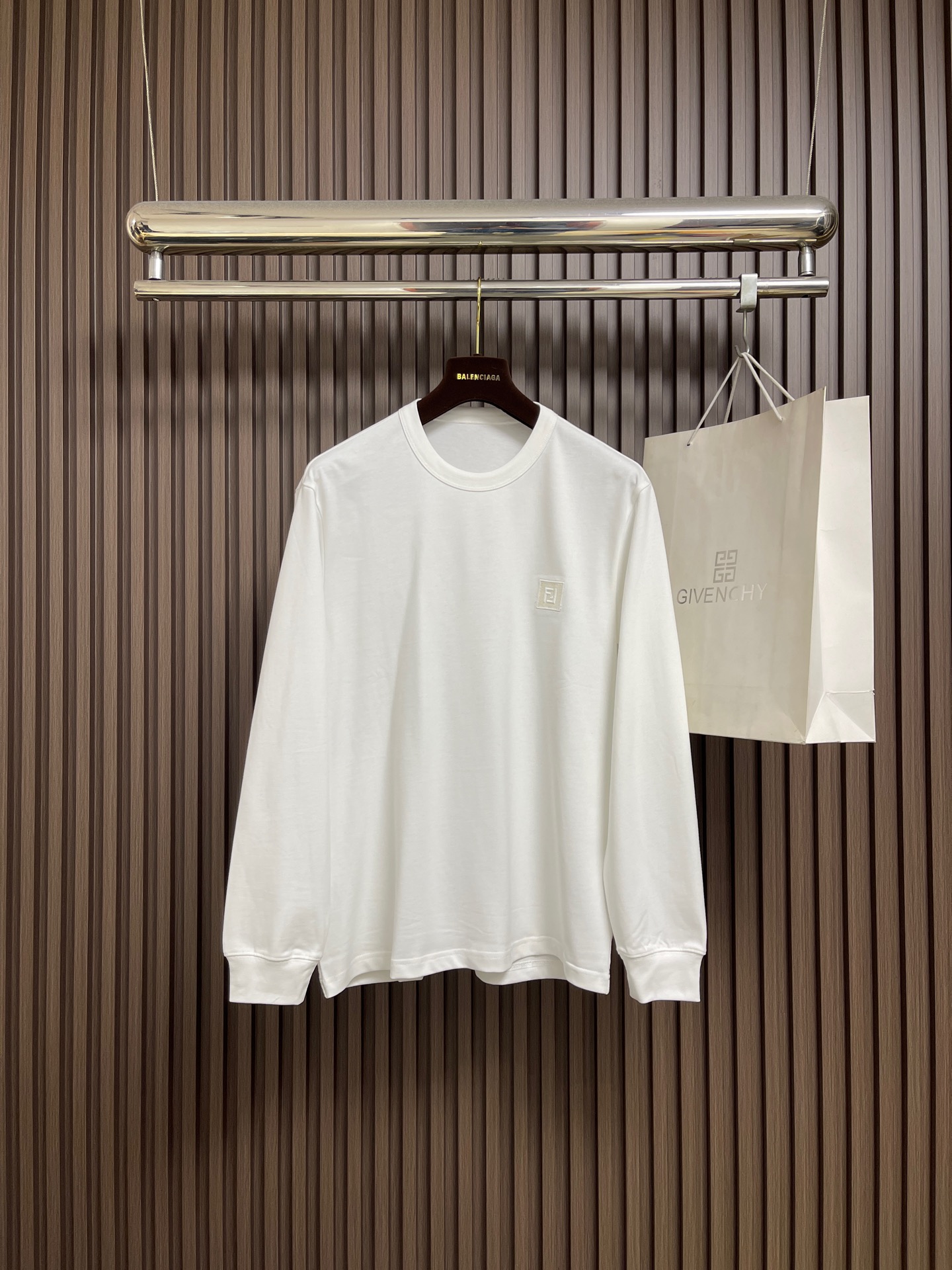 NO:651525,FENDI 2025SS Autumn classic cotton round neck sweatshirt long-sleeved T-shirt, made of 24-count special woven compact cotton fabric, weight 380g, glossy mercerized embroidery thread dyeing, consistent with the color of the fabric, uniform and glossy. The three-dimensional shape is stable and not easy to deform after long-term washing. Size M-5XL,,fendi,hoodie,sweatshirts,tees,t-shirt,alexander wang19860909FENDI 2025SS秋季经典棉质圆领卫衣长袖T恤,采用24支特纺紧密棉面料,克重380g,具有光泽感的丝光绣线对版定染,与面料色泽一致,均匀有光泽度.版型立体造型稳定,久洗不易变形.尺码M-5XL,,fendi,hoodie,sweatshirts,tees，t-shirt,alexander wang,Men's clothing