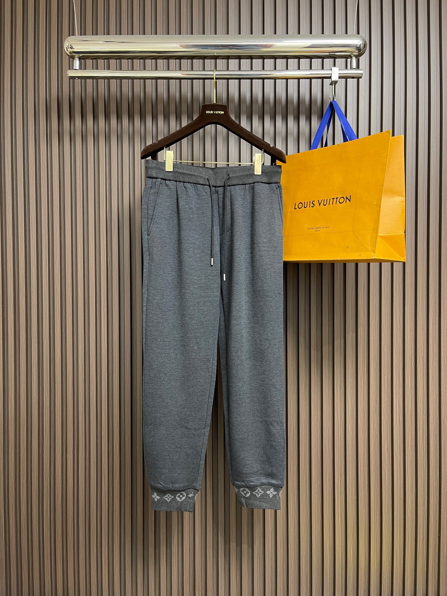 NO:654179,Tops pants LV  2025SS new autumn and winter zipper jacket and sweatpants suit. The modal air layer is made of modal fiber extracted from natural beech wood, which gives the fabric a solid bone and drape texture. It is anti-wrinkle and wear-resistant. It is not easy to deform when worn in autumn and winter, and has a full skin-friendly feel.  Taking into account both warmth retention and practicality, it has a shimmery luster, is moisture-absorbent and breathable, and features innovative three-layer fabric technology. The middle layer locks in temperature and stores heat, and the inner and outer layers circulate and breathe, forming a 'breathable' thermal barrier. Sizes M-5XL, Louis  vuitton,jackets & coats,alexander wang19860909上衣 裤子 LV 2025SS秋冬新款拉链外套卫裤套装,莫代尔空气层是用天然榉木提取的莫代尔纤维,赋予面料扎实骨感与垂坠质感,抗皱耐磨,秋冬穿着不易变形,亲肤感十足,兼顾保暖性与实用性,自带微光光泽,吸湿透气,创新三层面料工艺,中间层锁温蓄热,内外层循环透气,形成'会呼吸'的保暖屏障.尺码M-5XL,,louis vuitton,jackets & coats,alexander wang,Men's clothing