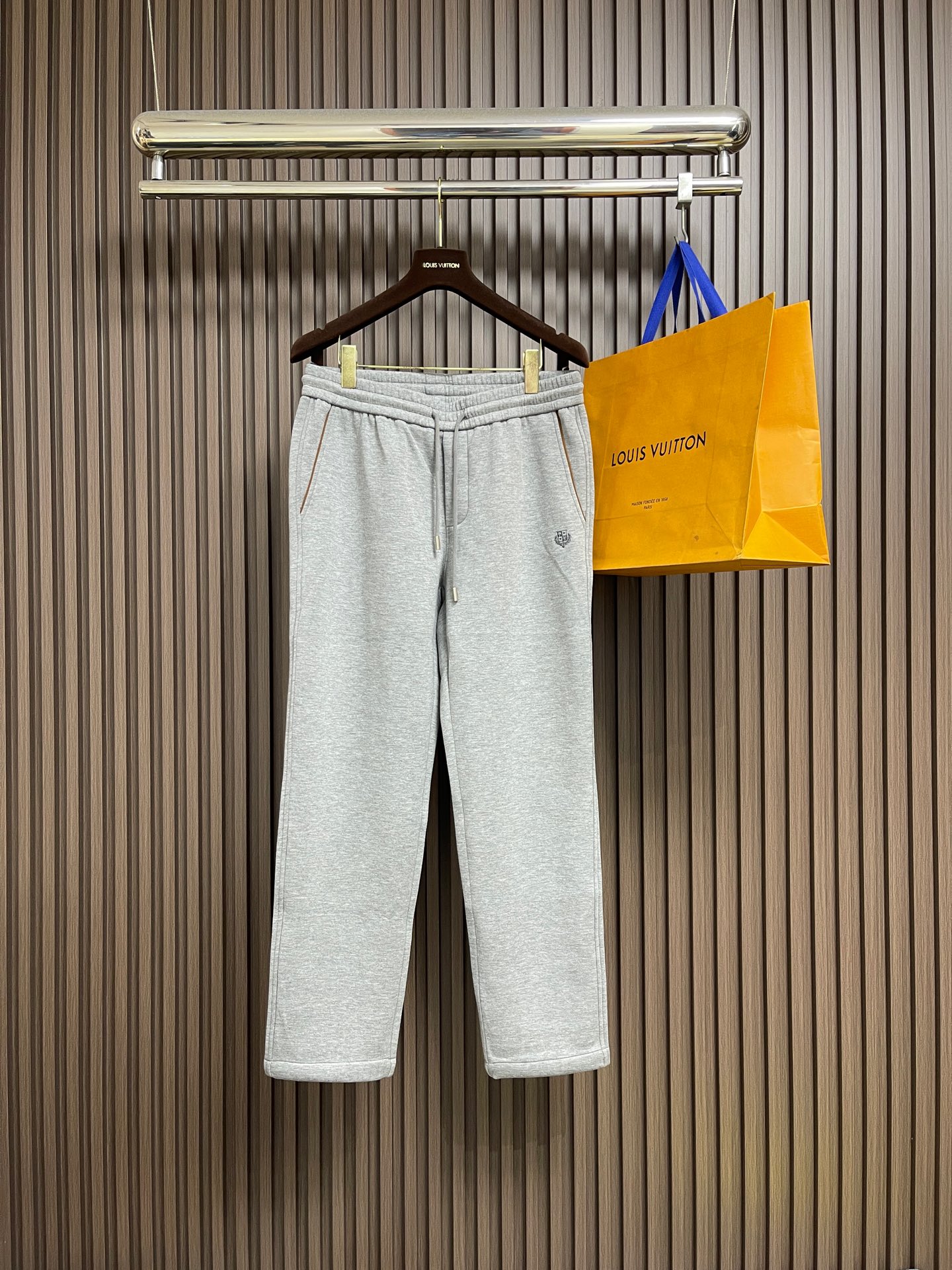 NO:654173,Tops and pants LP Loropiana 2025SS new autumn and winter zipper jacket and casual trousers suit. The combination is really good and has an autumn atmosphere. Good news for lazy people. It is easy to wear casual and casual temperament. Sizes M-5XL,,loro piana,loro piana,jackets & coats,alexander wang19860909上衣 裤子 LP Loropiana 2025SS秋冬新款 拉链外套休闲裤套装 一套搭配真的好有秋日氛围感 懒人搭配福音 轻松穿出休闲随性气质 尺码M-5XL,,loro piana,loro piana,jackets & coats,alexander wang,Men's clothing