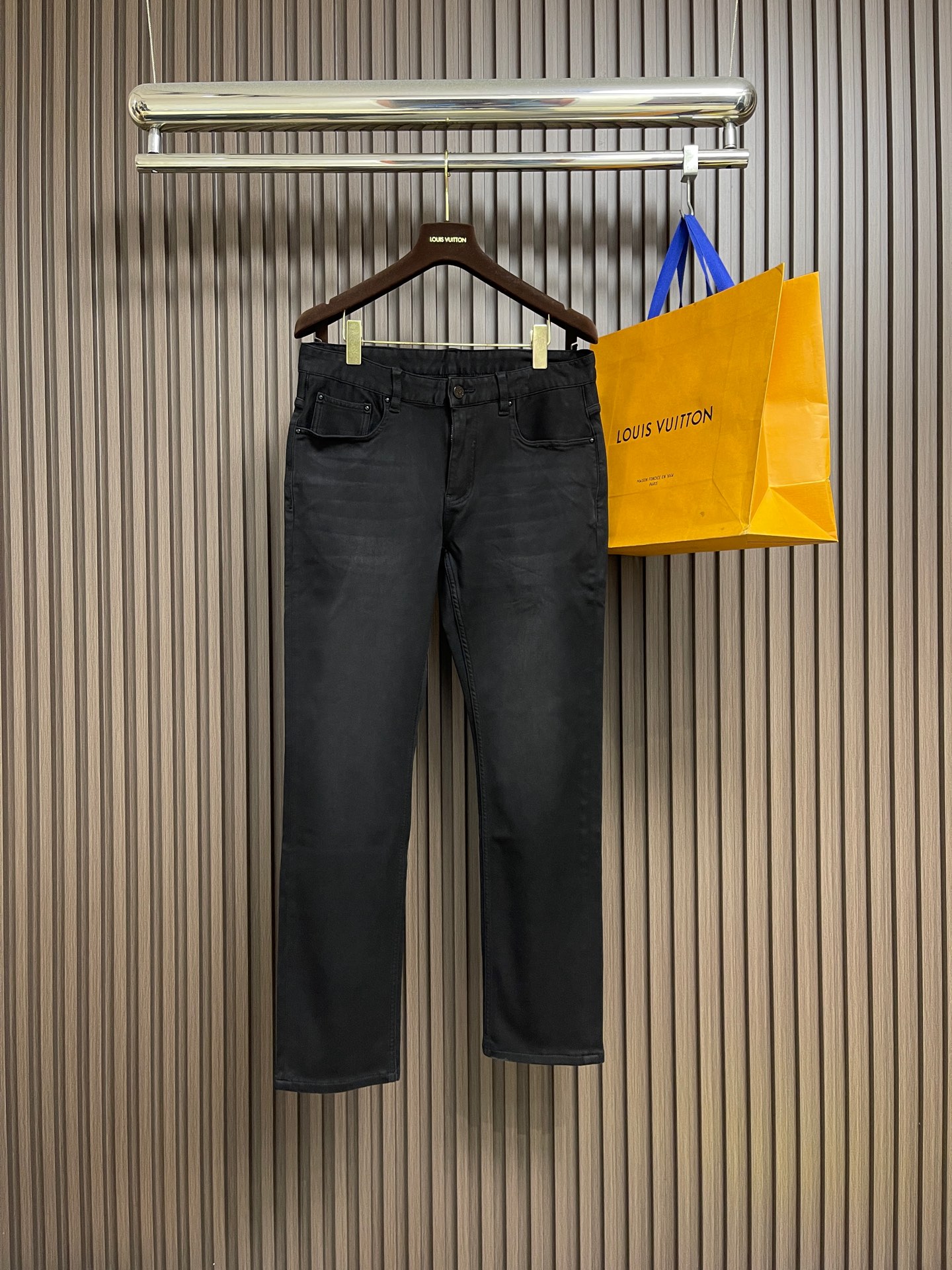 NO:649145,LV  The 2025ss new logo jeans, with its unique design concept, perfectly combine fashion and practicality, becoming a trendy item for both men and women. It is made of high-quality denim fabric and processed with special processes. The back pocket shows a low-key and layered pattern, which not only retains the classic charm of denim, but also adds a bit of delicacy and elegance. In terms of design, it adopts  The loose and straight cut not only modifies the leg shape, but also gives the wearer a high degree of comfort and freedom. Whether it is simple or handsome, you can easily control a variety of styles and show your personal charm. Whether it is daily travel or outdoor adventure, this dark pattern denim can be your ideal choice, allowing you to stand out from the crowd and show your extraordinary taste. Sizes 29-38  Yes 35 No 37,,louis vuitton,jeans,alexander wang19860909LV 2025ss新款logo标识牛仔裤,以其独特的设计理念,完美融合了时尚与实用性,成为男女皆宜的潮流单品.采用高品质牛仔面料,经过特殊工艺处理,后袋呈现出低调而富有层次的图案,既保留了牛仔的经典韵味,又增添了几分细腻与雅致,版型设计上,它采用了宽松直筒的剪裁,不仅修饰腿型,还赋予穿着者极高的舒适度与自由度.无论是搭配简约,还是帅气,都能轻松驾驭多种风格,展现个性魅力.无论是日常出行,还是户外探险,这款暗纹花牛仔都能成为你的理想选择,让你在人群中脱颖而出,彰显不凡品味.尺码29-38 有35 无37,,louis vuitton,jeans,alexander wang,Men's clothing