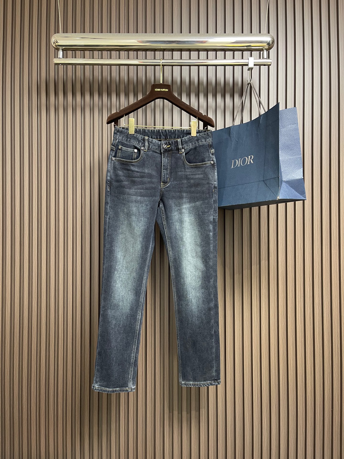 NO:649140,SR Family (Stephen) 2025SS Early Autumn Back Pocket Classic Eagle Label Denim Jeans. Denim jeans are a must-have item in the wardrobe. They are a tool for daily mixing and styling. They exude natural and original charm. They are like a work of art!  The accent is very good!  The details are exquisite and the accessories are all supplied by foreign customers. The iconic metal eagle mark is a soul-like existence, which highlights the high-end sense of the brand details. The tailoring is first-class, the hip lifting and slimming effect is excellent, and the appearance is excellent. Sizes 29-38 Yes 35 No 37,,jeans,alexander wang19860909SR家族（史蒂芬） 2025SS早秋后袋经典鹰标丹宁牛仔裤,丹宁牛仔裤属于衣橱的必备单品,属于日常混搭和造型的利器,散发着天然的原始魅力,它俨然是一种艺术品,！腔调特别足！细节匠心考究,辅料皆为外商客供,标志性金属鹰标属于灵魂式的存在,彰显了品牌细节的高级感,剪裁一流,提臀修身效果绝佳,品相极好 尺码29-38 有35 无37,,jeans,alexander wang,Men's clothing