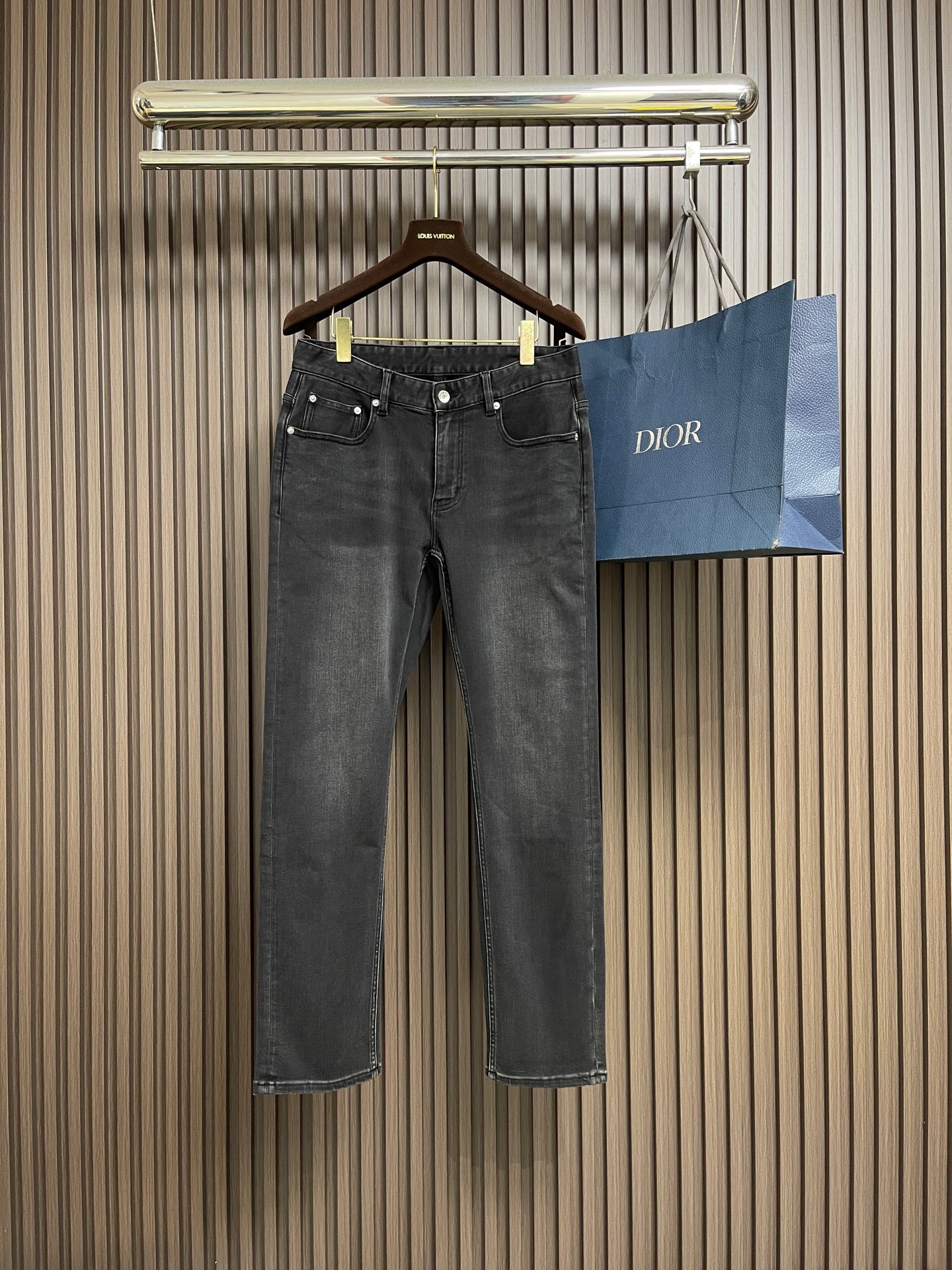 NO:649176,DG 2025SS new logo denim trousers, suitable for daily life and leisure. The selected denim fabrics have been washed, polished and distressed through multiple processes. The excellent fit makes the trousers have good upper body comfort, which is very important for jeans. The original hardware and accessories are provided by customers, with great sense of design, full details and workmanship. Sizes 29-38 Yes 35 No 37,,jeans,alexander wang19860909DG 2025SS新款标识牛仔长裤,生活休闲日常皆宜.选用的牛仔布料全部经过多道工序洗水、打磨、做旧处理 极好的版型使的裤装有很好的上身舒适度,牛仔裤这点非常非常重要.客供原版五金辅料,极具设计感, 十足的细节、做工之处处到位 尺码29-38 有35 无37,,jeans,alexander wang,Men's clothing