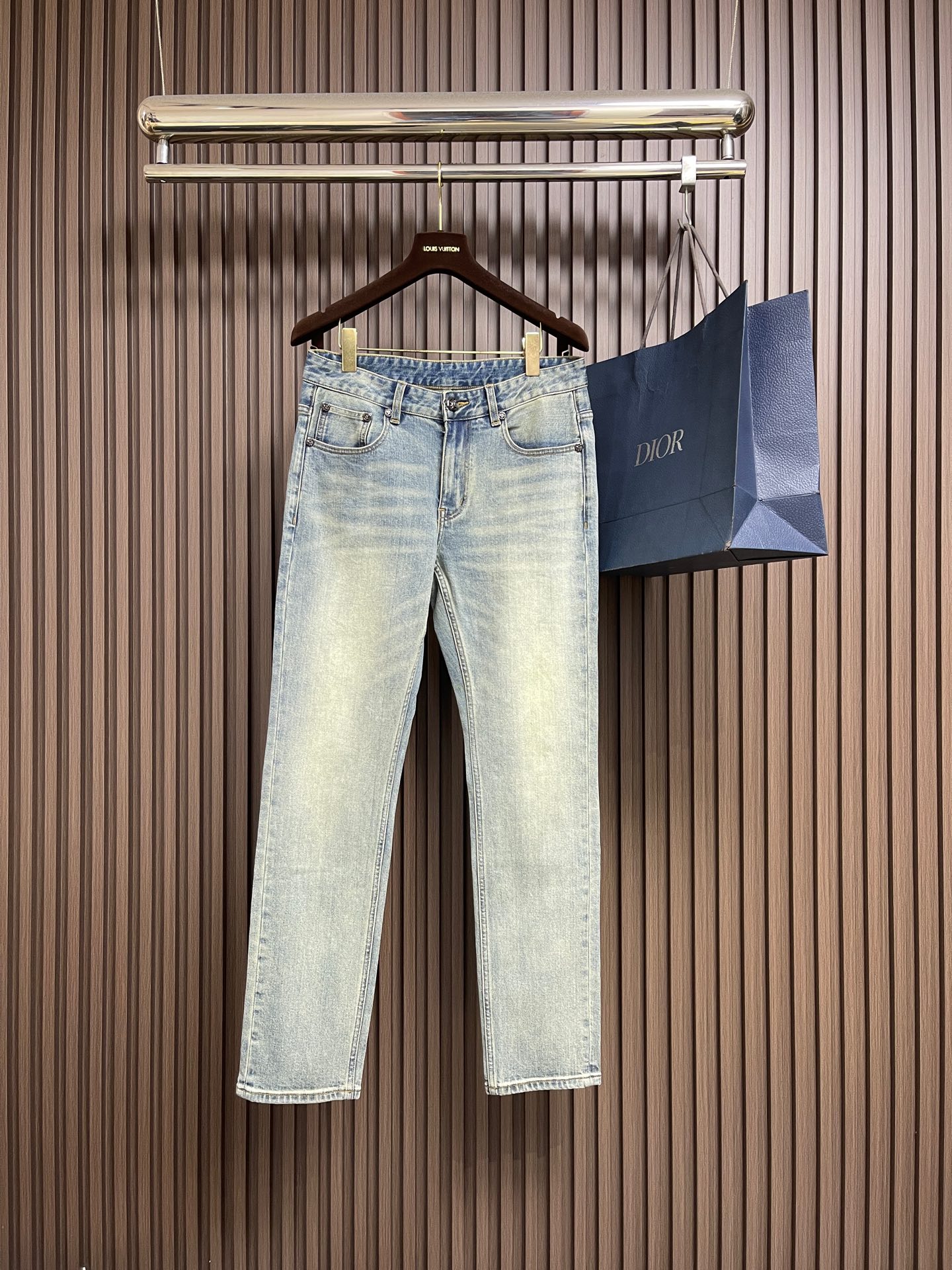 NO:646871,SR Family (Stephen) 2025SS Early Autumn Back Pocket Classic Eagle Label Denim Jeans. Denim jeans are a must-have item in the wardrobe. They are a tool for daily mixing and styling. They exude natural and original charm. They are like a work of art!  The accent is very good!  The details are exquisite and the accessories are all supplied by foreign customers. The iconic metal eagle mark is a soul-like existence, which highlights the high-end sense of the brand details. The tailoring is first-class, the hip lifting and slimming effect is excellent, and the appearance is excellent. Sizes 29-38, yes 35, no 37,,jeans,alexander wang19860909SR家族（史蒂芬） 2025SS早秋后袋经典鹰标丹宁牛仔裤,丹宁牛仔裤属于衣橱的必备单品,属于日常混搭和造型的利器,散发着天然的原始魅力,它俨然是一种艺术品,！腔调特别足！细节匠心考究,辅料皆为外商客供,标志性金属鹰标属于灵魂式的存在,彰显了品牌细节的高级感,剪裁一流,提臀修身效果绝佳,品相极好.尺码29-38 有35 无37,,jeans,alexander wang,Men's clothing