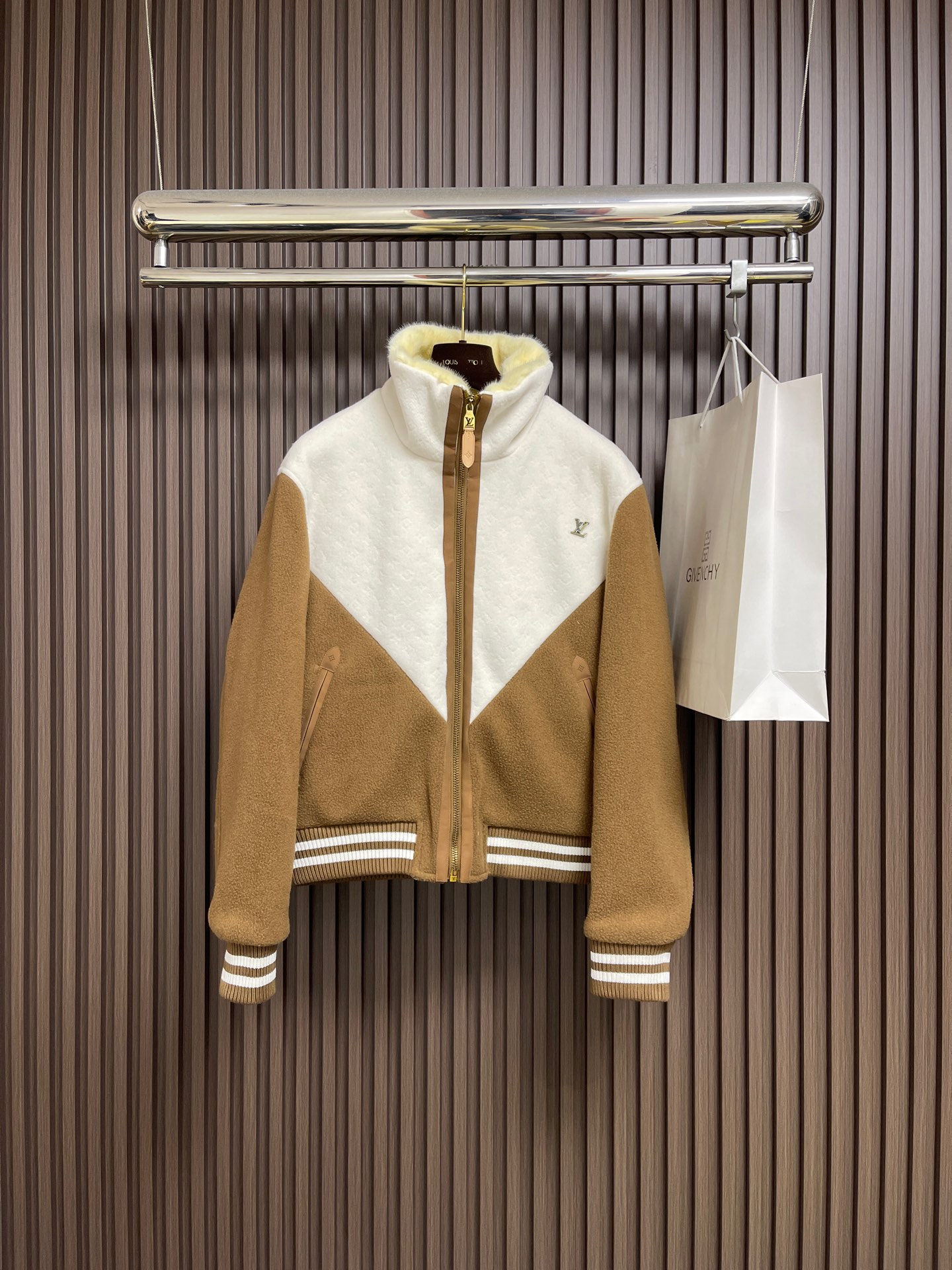 NO:646885,LV Shearling Collar Colorblock Tunic Jacket, this sheepskin jacket injects a chic après-ski style into your winter look. Decorated with eye-catching 'V' shaped yoke on the front and back, it is made of sheep wool and tussah silk blend fabric and is fully decorated with Monograr jacquard pattern. The soft shearling collar can be pulled up to wrap the neck; quilted Monogram inside  The pattern further improves warmth and comfort. The finishing touch is the LV trim on the chest, as well as the exquisite leather trim on the zipper and pocket. Sizes S-XL S size Shoulder width 58 Bust 130 Length 65 M size Shoulder width 60 Bust 134 Length 66.5 L size Shoulder width 62 Bust 138 Length 68 XL size Shoulder width 64 Bust 142  Length 69.5,,louis vuitton,jackets & coats,jackets & coats,leather jacket,alexander wang19860909LV 羊毛皮衣领 拼色束腰夹克外套,本款绵羊毛夹克为您的冬日造型注入一丝别致的滑雪后体闲风尚.衣身前后均饰有醒目的'V'形抵肩,由绵羊毛与柞蚕丝混纺面料织就,并满饰 Monograr 提花图案.柔软的羊毛皮衣领可拉起包裹颈部；内里的绗缝 Monogram 图案则进一步提升了保暖性与舒适度.点睛之处在于胸前的LV饰件,以及拉链和口袋处的精致皮革饰边.尺码S-XL S码肩宽58 胸围130 衣长65 M码 肩宽60 胸围134 衣长66.5 L码肩宽62 胸围138 衣长68 XL码 肩宽64 胸围142 衣长69.5,,louis vuitton,jackets & coats,jackets & coats,leather jacket,alexander wang,Men's clothing