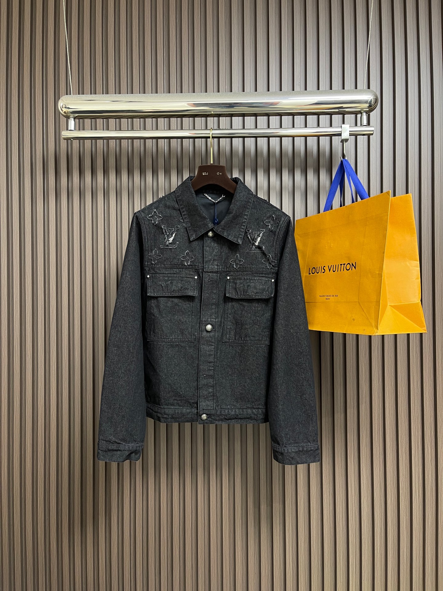 NO:646861,Tops and pants LV 2026SS new MONOGRAM DESTROY denim truck jacket, jacket and jeans suit. This washed denim truck suit makes the contrasting Monogram details appear torn, injecting a trendy atmosphere into the front and rear yoke. It can be combined with the same style to create an avant-garde style and easily control the seasonal changes. Size S-XL 29-30-31-32 The counter size is a little too large. Pants size 29. Pants length Waist: 85 Hips: 103  Size 30, pants length 109, waist 89, hips 107, size 31, length 110, waist 93, hips 111, size 32, length 111, waist 97, hips 115,,louis vuitton,jeans,jackets & coats,jackets & coats,alexander wang19860909上衣 裤子 LV 2026SS新款MONOGRAM DESTROY 牛仔卡车夹克外套牛仔裤套装,本款水洗牛仔卡车套装令撞色Monogram细节呈现撕裂效果,为前后抵肩注入潮流气息.可与同款共筑前卫风范,轻松驾驭季节变迁.尺码S-XL 29-30-31-32 专柜码数偏大 裤子 29码 裤长 腰围85臀围103 30码 裤长109 腰围89臀围107 31码裤长110 腰围93臀围111 32码 裤长111腰围97臀围115,,louis vuitton,jeans,jackets & coats,jackets & coats,alexander wang,Men's clothing