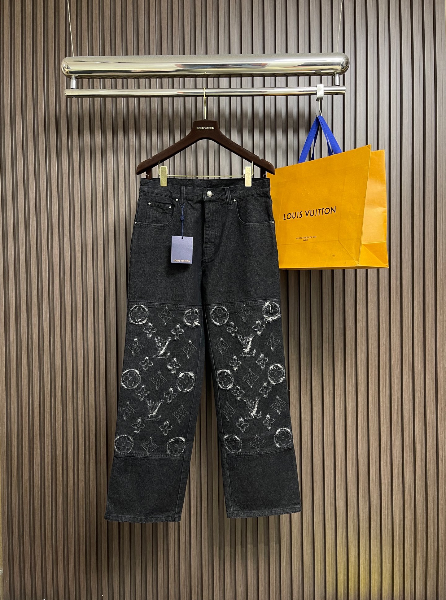 NO:646866,Tops, pants, LV 2026SS new MONOGRAM DESTROY denim truck jacket, jacket and jeans suit. This washed denim truck suit has contrasting Monogram details with a tearing effect, injecting a trendy atmosphere into the front and rear yoke. It can be combined with the same style to create an avant-garde style and easily manage seasonal changes. Size S-XL 29-30-31-32 The counter size is too large. Top Size S Shoulder width 46 Bust 112 Length 65 M  Shoulder Width 47 Bust 116 Length 66 L Size Shoulder Width 48 Bust Length 67  Pants length 111 waist 97 hips 115,,louis vuitton,jeans,jackets & coats,jackets & coats,alexander wang19860909上衣 裤子 LV 2026SS新款MONOGRAM DESTROY 牛仔卡车夹克外套牛仔裤套装,本款水洗牛仔卡车套装令撞色Monogram细节呈现撕裂效果,为前后抵肩注入潮流气息.可与同款共筑前卫风范,轻松驾驭季节变迁.尺码S-XL 29-30-31-32 专柜码数偏大 上衣 S码肩宽46 胸围112 衣长65 M码 肩宽47 胸围116 衣长66 L码肩宽48 胸围 衣长67 XL码 肩宽49 胸围124 衣长68 裤子 29码 裤长108 腰围85臀围103 30码 裤长109 腰围89臀围107 31码裤长110 腰围93臀围111 32码 裤长111腰围97臀围115,,louis vuitton,jeans,jackets & coats,jackets & coats,alexander wang,Men's clothing