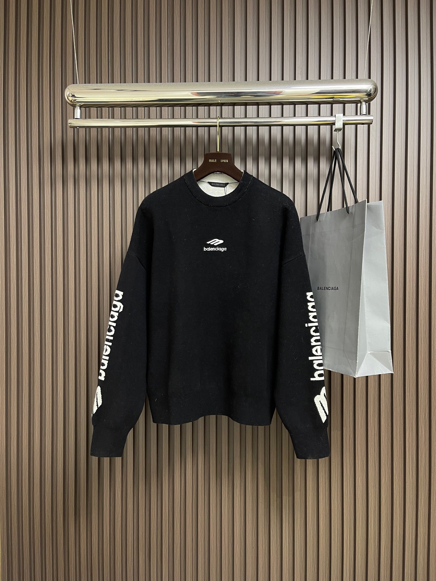 NO:646890,balenciaga 2025ss autumn and winter new 3B SPORTS ICON SKI round neck knitted sweater, round neck top double-sided wool blend knitted fabric with 3Bsports icon artwork embroidery on the front, and jacquard details on the sleeves. Sizes S-XL,,balenciaga,sweaters,alexander wang19860909balenciaga 2025ss秋冬新款3B SPORTS ICON SKI圆领针织毛衣,圆领上衣双面羊毛混纺针织面料正面饰以3Bsports icon艺术作品刺绣,衣袖点缀提花细节.尺码S-XL,,balenciaga,sweaters,alexander wang,Men's clothing