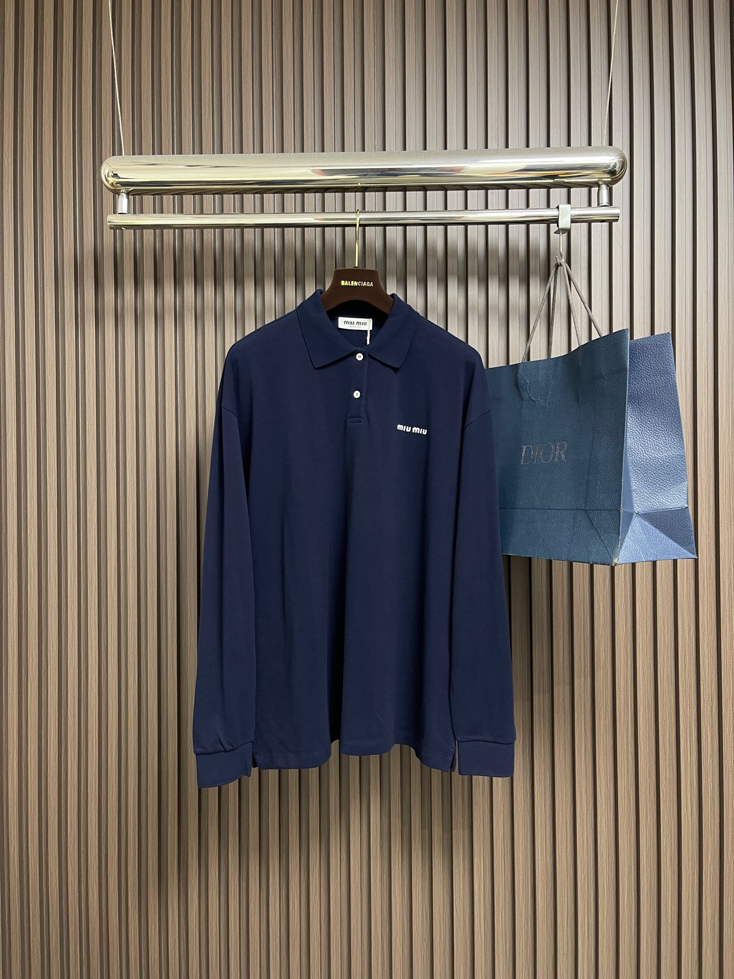 NO:646867,MIUMIU  Cotton piqué POLO shirt, this POLO shirt is made of high-density piqué cotton fabric, which feels crisp and has good breathability. The POLO collar design uses double-needle seaming + three-dimensional needle narrowing process, the collar shape is flat and stylish and fits the neck. The placket button is a custom-made white pearl button, which forms a delicate contrast with the dark green fabric. It is sewn in precise position and opens and closes smoothly. The brand logo on the chest is made of high  Dense embroidery technology, the letter texture is clear and closely fits the fabric. The cuffs are made of rib knitting technology, which fits the wrist tightly and has excellent resilience. The overall cut is a loose shoulder style, and the multi-piece structure is spliced to ensure comfort and freedom when wearing. The length design takes into account both fashion and practicality. The fabric is dyed with an environmentally friendly dyeing process, and the dark green color is uniform and has high color fastness. It is a classic POLO  A daily fine product that combines style and high-end embroidery technology, it has both elegant style and wearing comfort. The overall wiring is straight and delicate, the fabric is comfortable and soft, and the color is consistent without color difference. It can be matched with the same style to create a fashionable look and control various occasions. Customized accessories, complete with three standards, same style for men and women!  Size XS-L,,miumiu,alexander wang19860909MIUMIU 棉质珠地布POLO衫,该POLO衫采用高密珠地棉面料,触感挺括且具良好透气性.POLO领设计通过双针锁边＋立体收针工艺,领型平整有型且贴合颈部.门襟纽扣为定制白色珍珠扣,与深绿色面料形成精致对比,经精准对位缝制,开合顺畅.胸前品牌标识采用高密刺绣工艺,字母纹理清晰且与面料紧密贴合.袖口为罗纹针织工艺,紧密贴合手腕且回弹性能优异.整体剪裁为宽松落肩版型,多片式结构拼接确保穿着时的舒适自由度,衣长设计兼顾时尚感与实用性.面料经环保染色工艺,深绿色色泽均匀且色牢度高,是将经典POLO 款式与高端刺绣工艺融合的日常精品,兼具优雅格调与穿着舒适度.整体走线平直细腻,面料舒适柔软,颜色一致无色差 能与同款搭配营造时尚造型,驾驭各种场合,定制辅料,三标齐全,男女同款！尺码XS-L,,miumiu,alexander wang,Men's clothing