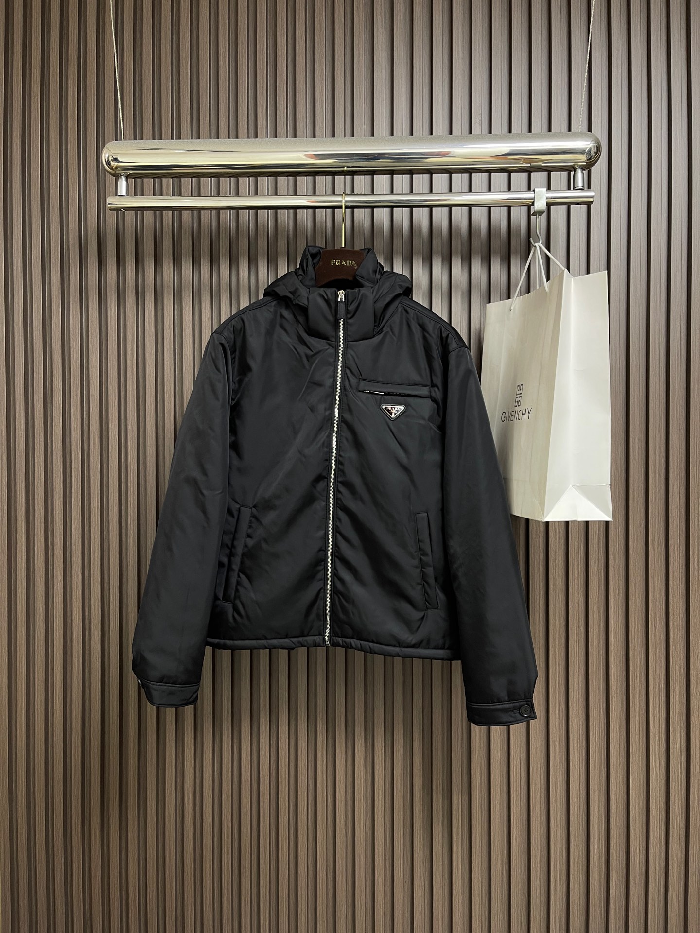 NO:651517,Prada 2025FW triangle logo woven hooded down jacket, custom blended windproof fabric, classic metal triangle logo embellishment on the chest, national standard 90 white duck down, light but excellent in warmth. Simple style design, metal zipper closure, leather logo patch. Size S-XXL Size S Size S Bust 120 Back center length 76 Shoulder width 50 M size Bust 126 Back center length 78 Shoulder width 52  L size bust 132 mid back length 80 shoulder width 5419860909Prada 2025FW 三角标梭织连帽羽绒服外套,定制混纺防风面料,前胸金属经典三角标点缀,国标90白鸭绒 轻盈但保暖效果绝佳.简约款式设计,门襟金属拉链开合, 皮质logo章仔.尺码S-XXL 尺码 S码 胸围120 后中长76 肩宽50 M码 胸围126 后中长78 肩宽52 L码 胸围132 后中长80 肩宽54 XL码胸围138 后中长82 肩宽56 XXL码 胸围144 后中长84 肩宽58,,prada,jackets & coats,down jacket,hats,alexander wang,Men's clothing