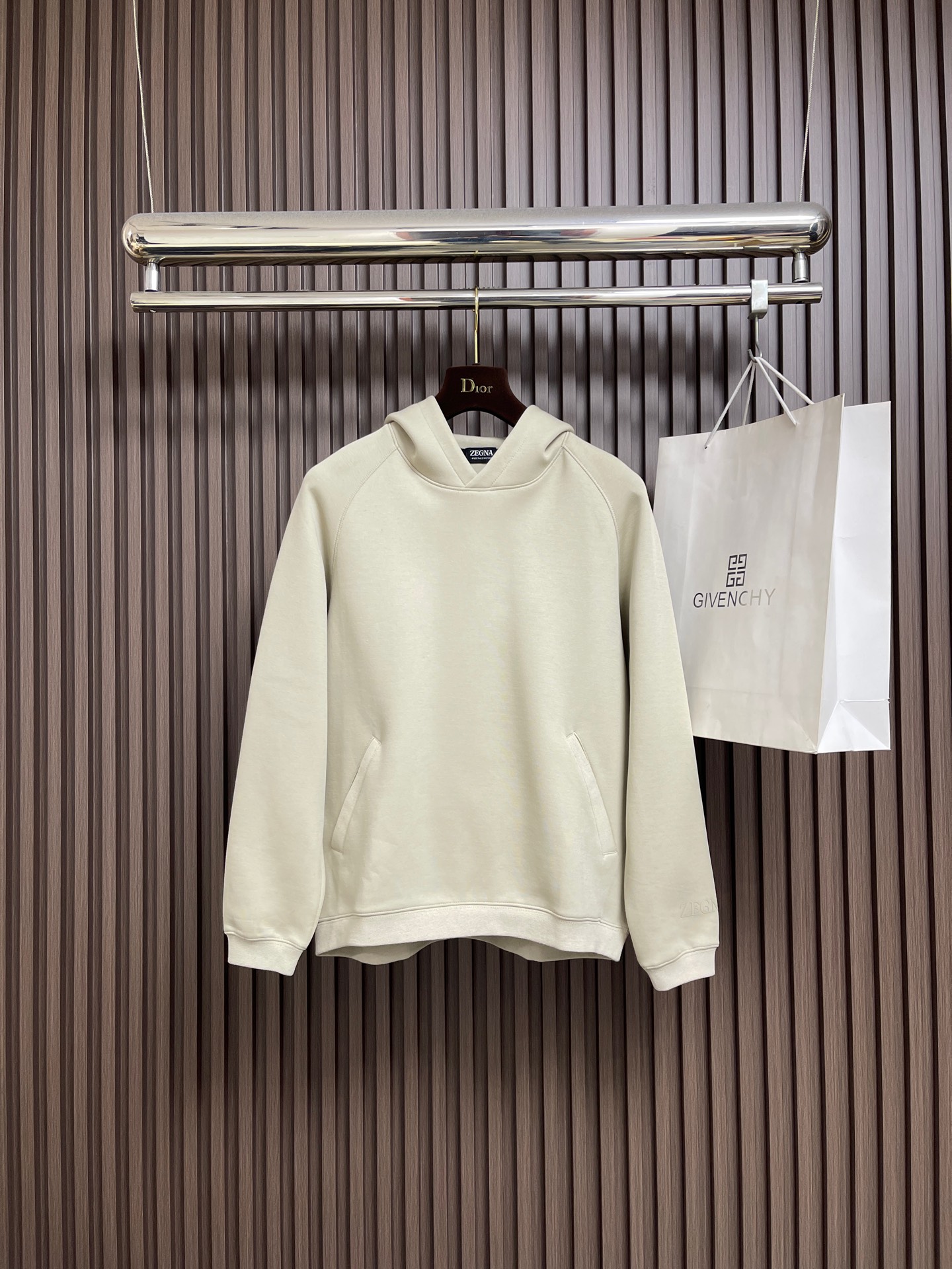 NO:646891,Zegna 2025SS new casual hooded sweatshirt for autumn and winter. Its flat anti-wrinkle performance allows you to always wear it upright and stylish. It presents a fine texture and shimmer, is soft and moderately smooth and has a drapey feel. It is anti-wear and does not pill. The fabric is firm and strong, has strong wrinkle resistance, and has excellent moisture absorption and breathability!  The selected new fabrics are environmentally friendly and sustainable. They are all made of high-density fabrics, with a delicate and soft feel, high elasticity and plasticity. The upper body is wide and stylish, the texture is invincible, the skin-friendly is excellent, and the texture and texture reveal a sense of luxury and luxury!  Not only that, the meticulous workmanship also makes the whole thing look exquisite and extraordinary. Sizes S-XL S size bust 120cm, length 65cm M size bust 124cm length 67cm L size bust 128cm length 69cm XL size chest 132cm length 71cm,,hoodie,sweatshirts,hats,alexander wang19860909Zegna 2025SS秋冬新款休闲连帽卫衣,平整的抗皱性能让您穿着始终挺拔有型.呈现出细密的肌理和微光感,柔软适中顺滑有垂感,抗磨不起球,面料牢固结实,抗皱性强,吸湿性与透气性都极为优越！挑选的新型面料环保可持续性使用.均为高密度织物制造而成,手感细腻柔软,有弹性可塑性高,穿着上身挺阔有型,质感无敌,亲肤性绝佳,肌理纹路透着高级和华丽感！不仅如此,细致做工也让整个显得精致非凡.尺码S-XL S码胸围120cm 衣长65cm M码 胸围124cm 衣长67cm L码胸围128cm 衣长69cm XL码 胸围132cm 衣长71cm,,hoodie,sweatshirts,hats,alexander wang,Men's clothing