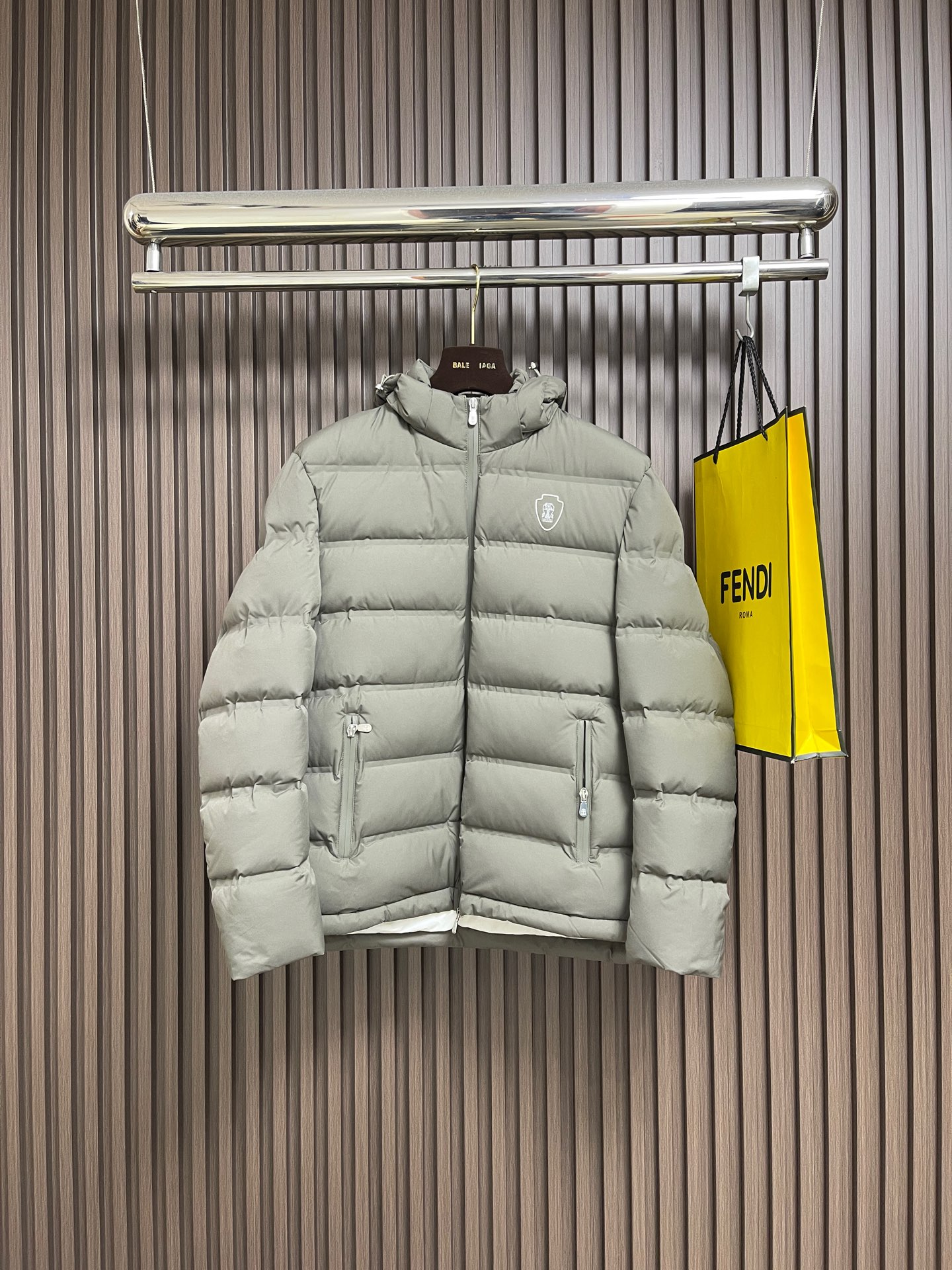 NO:649157,Brunello Cucinelli B.C.  2025SS new autumn and winter men's down jacket interprets the outdoor aesthetics of modern urban elites with calm colors. This hooded down jacket is made of polyester fiber fabric and filled with white duck down. It has been specially treated for anti-counterfeiting and anti-fouling to improve durability and easy daily care. The front is equipped with a smooth zipper opening, and the shield-shaped brand logo is embellished on the left chest, low-key showing Italian style  Luxurious identity. The zipper pockets on both sides are designed with both practical functions and simple outlines in mind. The classic square quilting process effectively fixes the down filling, ensuring uniform warmth and three-dimensional layering. The slim tailoring optimizes body proportions, and the hooded structure enhances windproof protection, making it suitable for cold weather in autumn and winter. The overall design combines high-end outdoor functions with Brunello  Combining Cucinelli's iconic low-key luxury philosophy, whether you are exploring the mountains or commuting in the city, you can show your calm and extraordinary taste with a light and warm wearing experience. Sizes 48-56 Size 48 Bust 116 Back center length 67.5 Shoulder width 46.5 Size 50 Bust 120 Back center length 69.5 Shoulder width 47.7 Size 52 Bust 124 Back center length 71.5  Shoulder width 48.9, size 54, bust 128, center length 73.5, shoulder width 50.1, size 56, chest 132, center length 75.5, shoulder width 51.3, brunello cucinelli, down jacket, hats, alexander wang19860909Brunello Cucinelli BC 2025SS秋冬新品男士羽绒服,以沉稳色系诠释现代都市精英的户外美学.这款连帽羽绒服采用聚酯纤维面料,白鸭绒填充.经过防伪和防污特殊处理,提升耐用性与日常易护理性.前襟配置顺滑拉链开合,左胸点缀盾形品牌徽标,低调彰显意式奢华身份.两侧拉链口袋设计兼顾实用功能与简洁轮廓,经典的方块绗缝工艺有效固定羽绒填充,确保均匀保暖与立体层次感.修身剪裁优化身形比例,连帽结构增强防风防护性能,适合应对秋冬寒冷气候.整体设计将高端户外机能与Brunello Cucinelli标志性的低调奢华哲学相融合,无论是山林探索还是都市通勤,都能以轻盈保暖的穿着体验展现从容不凡的品味.尺码48-56 48码 胸围116 后中长67.5 肩宽46.5 50码 胸围120 后中长69.5 肩宽47.7 52码 胸围124 后中长71.5 肩宽48.9 54码 胸围128 后中长73.5 肩宽50.1 56码 胸围132 后中长75.5 肩宽51.3,,brunello cucinelli,down jacket,hats,alexander wang,Men's clothing