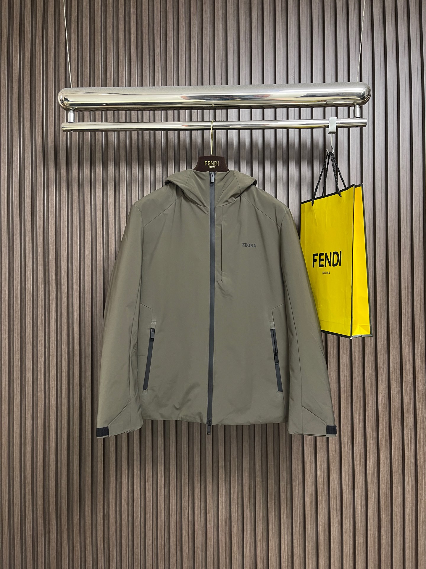 NO:649138,zegna  2025SS new autumn and winter down jacket. The fabric of this jacket is made of the brand's iconic high-end functional fabric. The fabric is soft and skin-friendly, anti-wrinkle and wear-resistant. It is not easy to deform in daily wear and can still maintain a crisp texture after long-term wear. It can cope with light rain and foggy weather and keep the inside dry. The brand's hot-glued letters on the chest of the clothes are just right. The hooded design has a sense of trend, and the drawstring details can be adjusted at will.  knot. There is an invisible pocket next to the chest zipper, which not only maintains the simplicity and high-end, but also adds to the practicality of the jacket. The imported Velcro on the cuffs allows the wearer to freely control the elasticity of the cuffs, relax them for leisure, and tighten them for windproof and warmth. The overall jacket adopts a slim-fitting micro-profile design, which, based on ergonomic fit, reserves sufficient space for body activities while retaining the neatness of business attire. Sizes 48-56  Size 48, chest 116, center length 67, shoulder width 47.3, size 50, chest 120, center length 69, shoulder width 48.5, size 52, chest 124, center length 71, shoulder width 49.7, size 54, chest 128, center length 73, shoulder width 50.9, size 56, chest 132, center length 75  Shoulder width 52.1,,jackets & coats,down jacket,hats,alexander wang19860909zegna 2025SS秋冬新款羽绒外套,这款外套的面料选用品牌标志性的高端功能性面料,面料柔软亲肤、抗皱耐磨特性,日常穿着不易变形,久穿仍能保持挺括质感；可应对轻雨、多雾天气,守护内里干爽.衣服胸口的品牌烫胶字母恰到好处.连帽设计自带潮流感,抽绳细节可以随意调节.胸口拉链旁设有隐形口袋,不仅不失简约的高级,还增添了外套的实用性.袖口的进口魔术贴让穿着者可以自由支配袖口松紧,放宽休闲,收紧防风保暖.外套整体采用修身微廓形设计,在贴合体工学基础上,为身体活动预留充足空间,既保留商务着装的利落感.尺码48-56 48码 胸围116 后中长67 肩宽47.3 50码 胸围120 后中长69 肩宽48.5 52码 胸围124 后中长71 肩宽49.7 54码 胸围128 后中长73 肩宽50.9 56码 胸围132 后中长75 肩宽52.1,,jackets & coats,down jacket,hats,alexander wang,Men's clothing